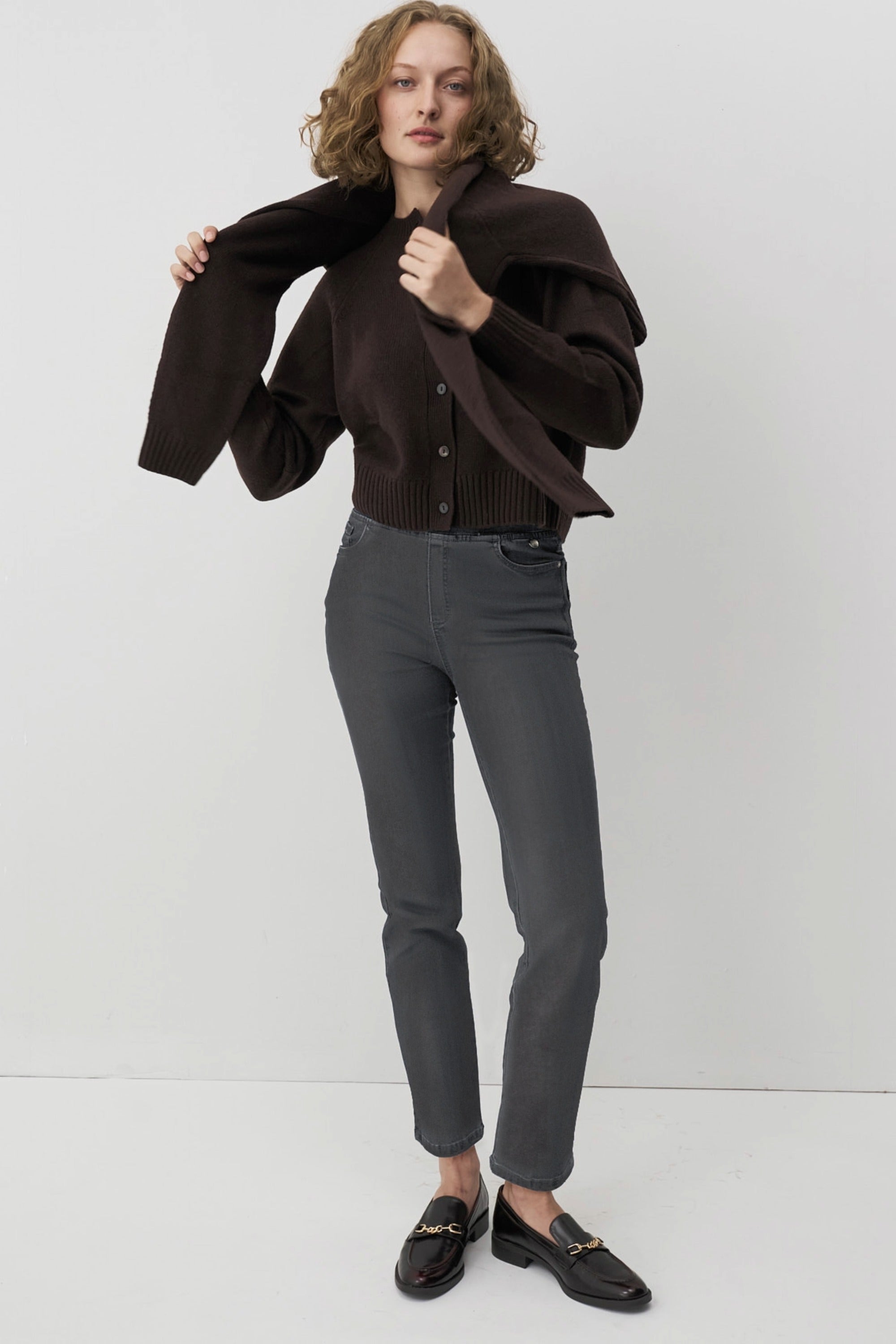 Graue Damenhose mit Gummibund und schmalem Bein.