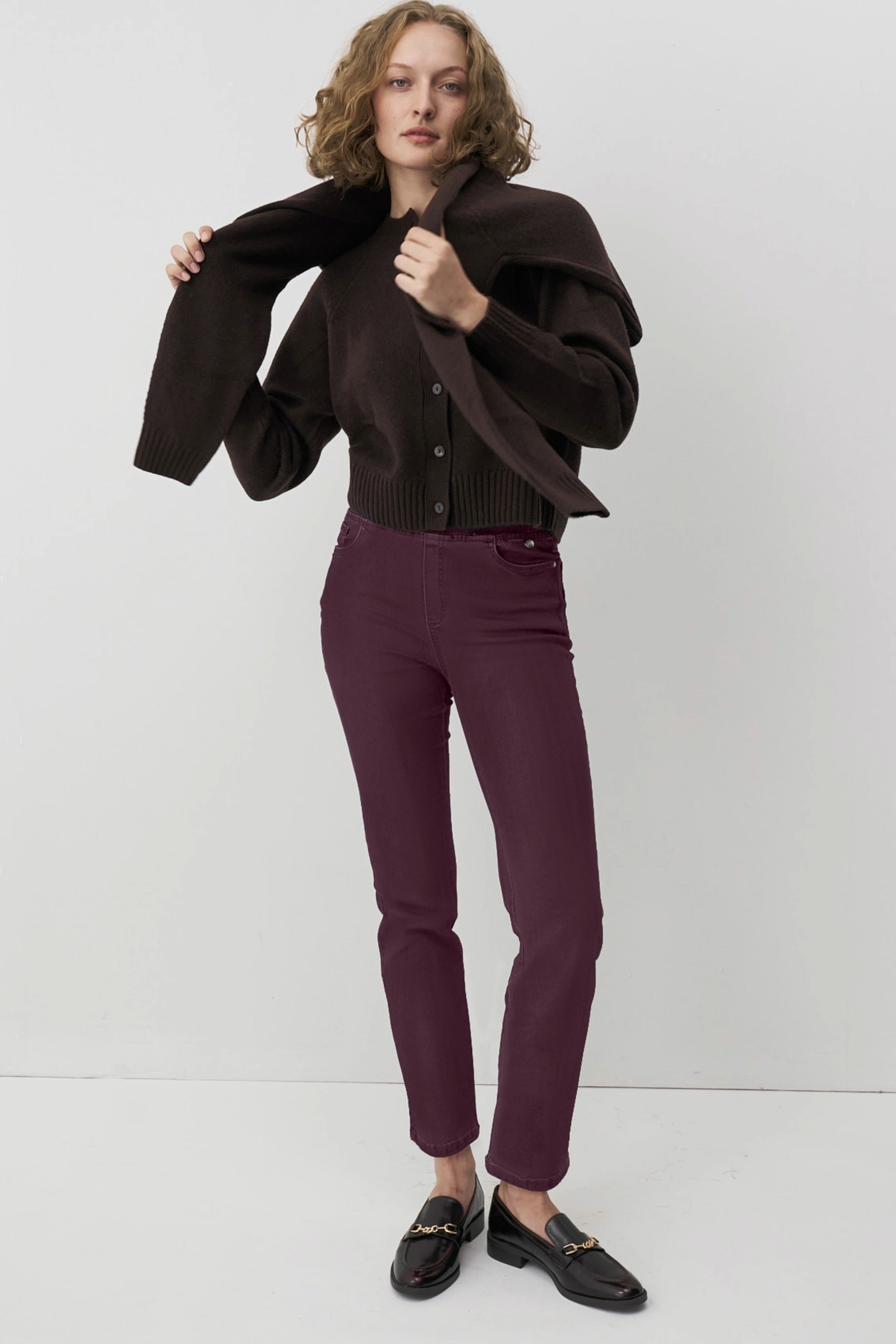 Rote Damenhose mit Gummibund und schmalem Bein.