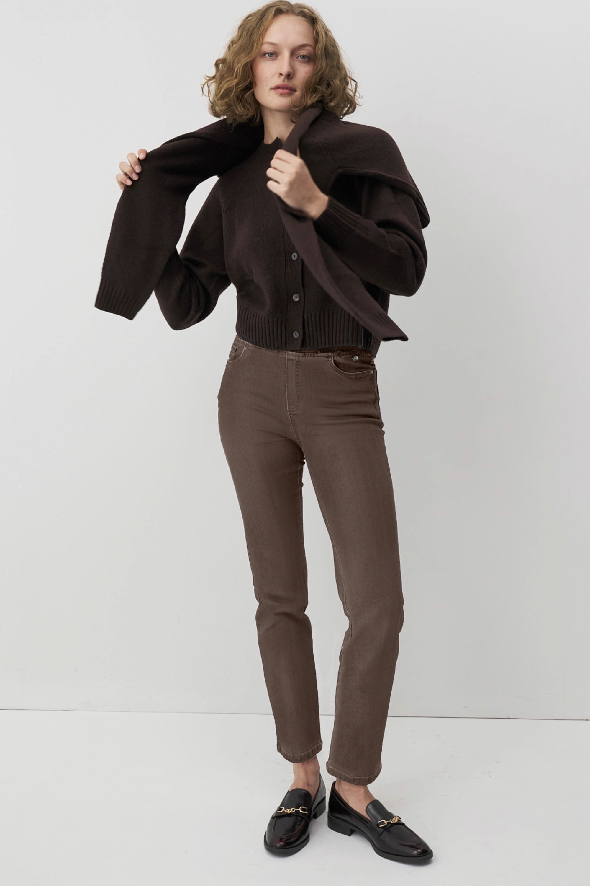 Braune Damenhose mit Gummibund und schmalem Bein.