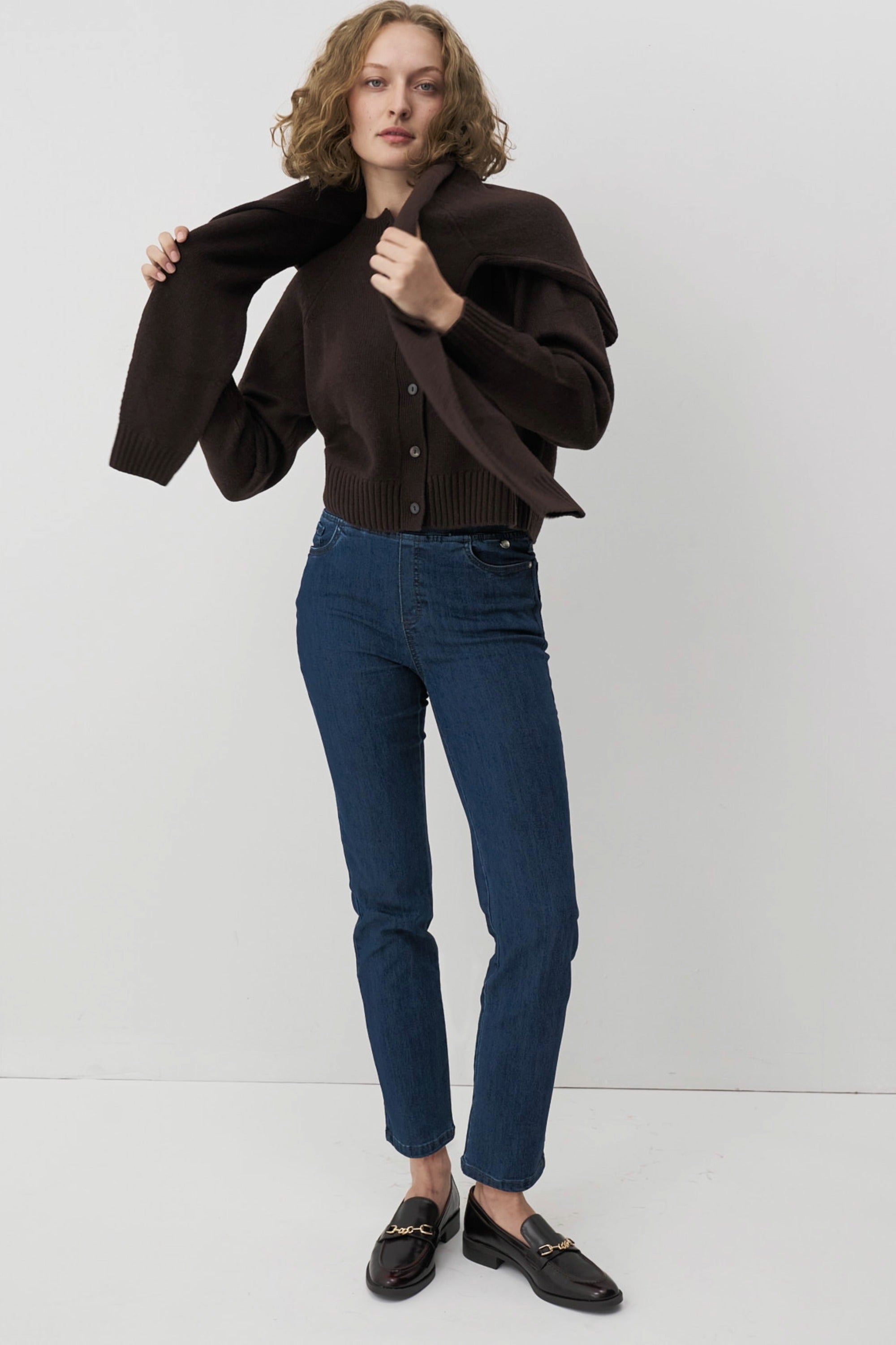 Blaue Damenhose mit Gummibund und schmalem Bein.