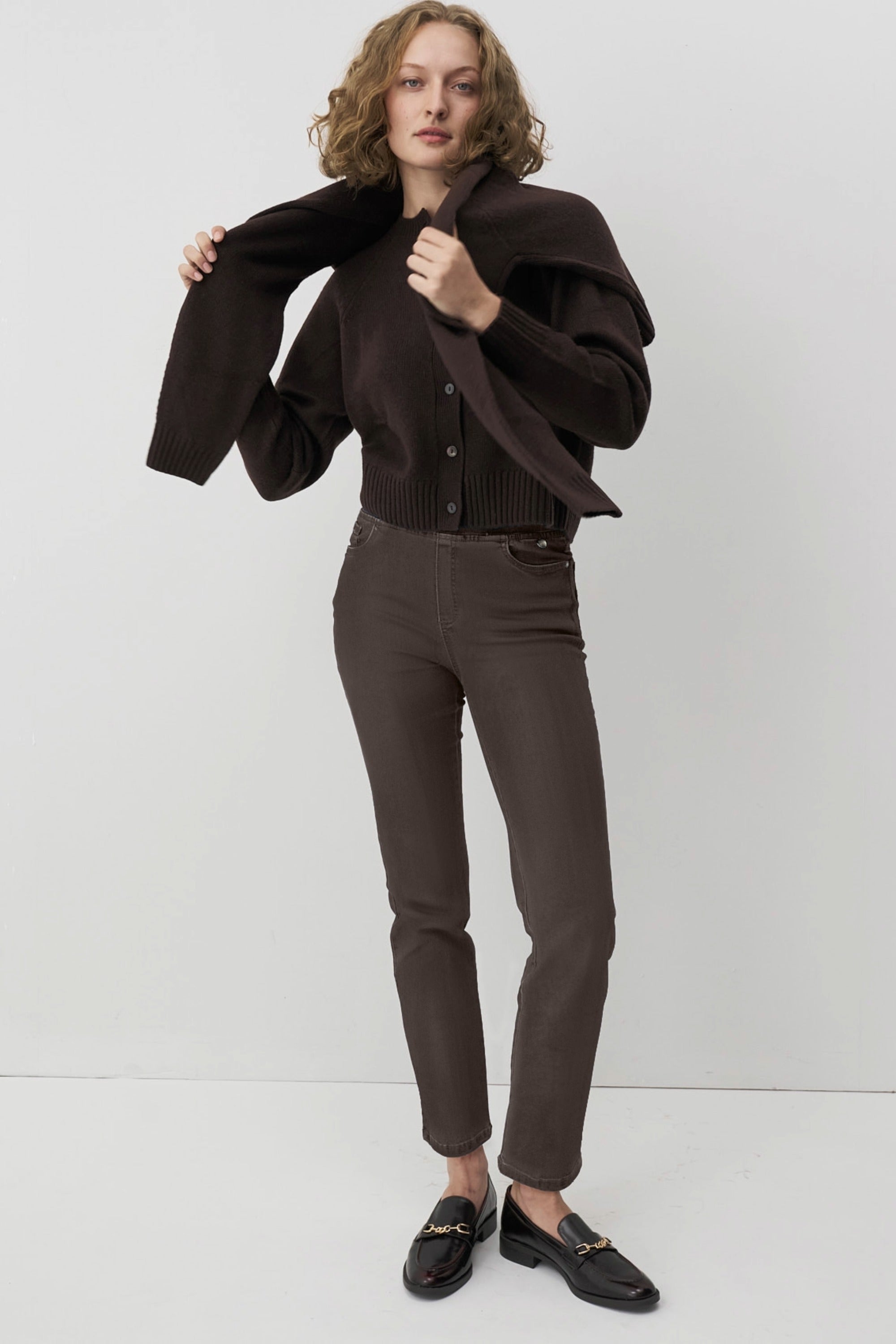 Braune Damenhose mit Gummibund und schmalem Bein.