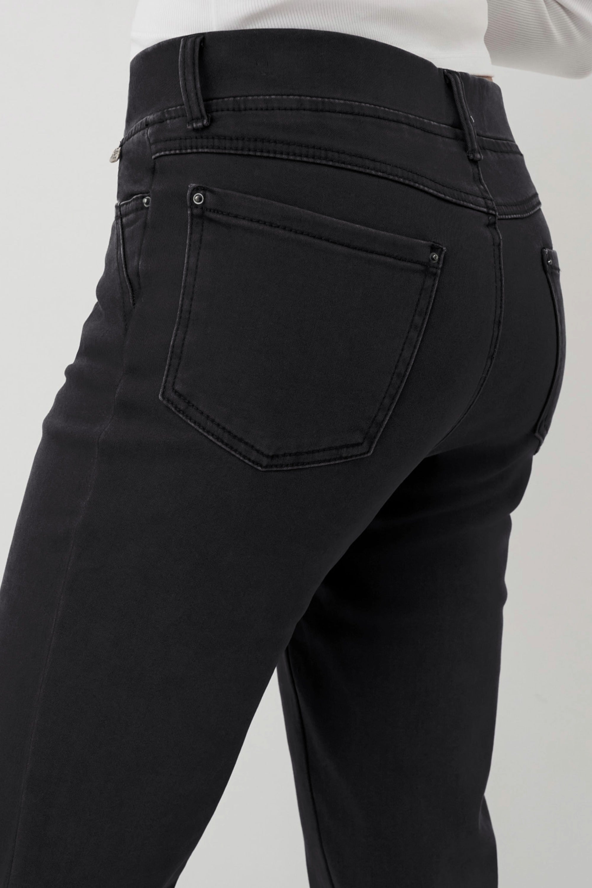 Schwarze Thermo Denim Damenhose mit Gummibund und schmalem Bein.