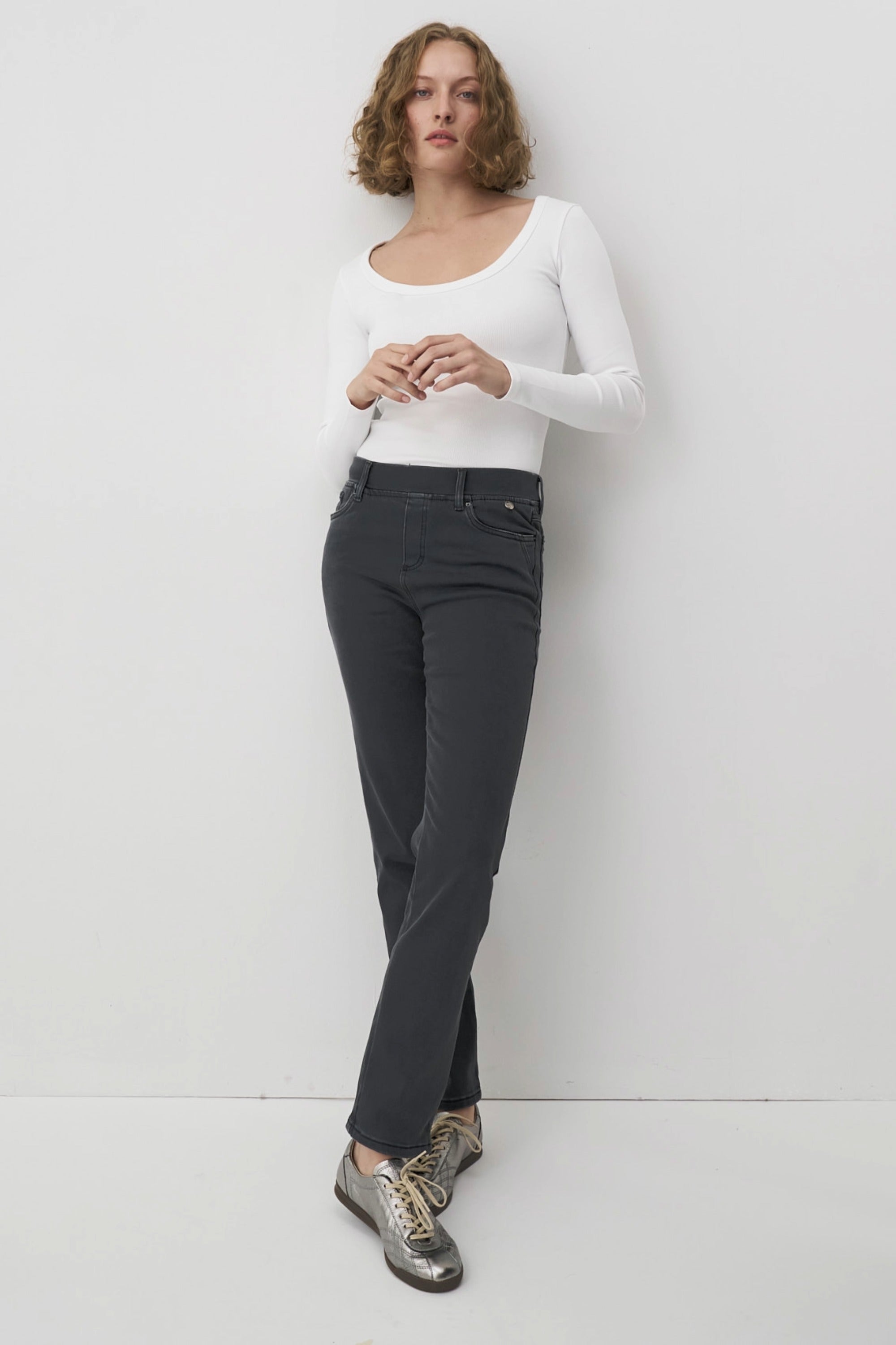 Graue Thermo Denim Damenhose mit Gummibund und schmalem Bein.