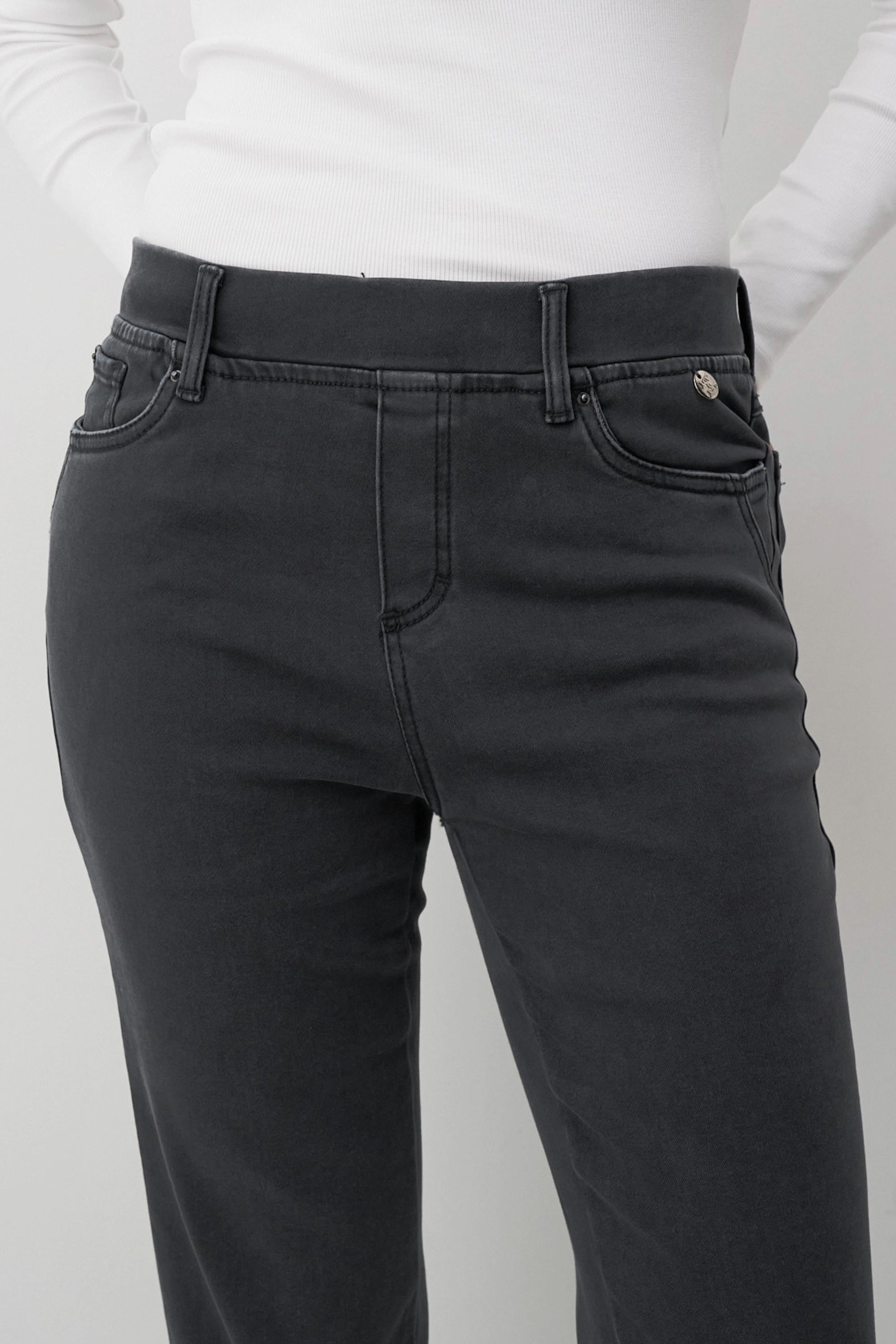 Graue Thermo Denim Damenhose mit Gummibund und schmalem Bein.
