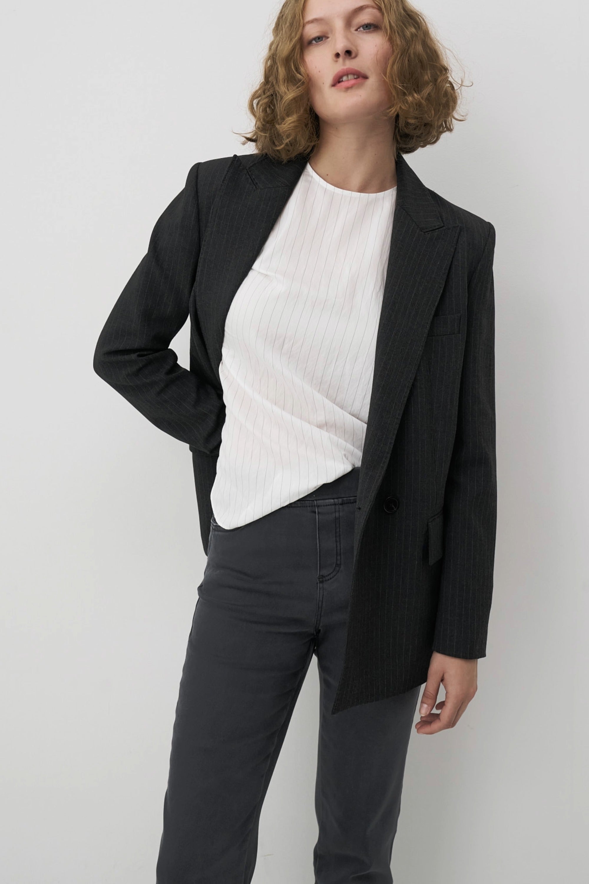 Graue Thermo Denim Damenhose mit Gummibund und schmalem Bein.