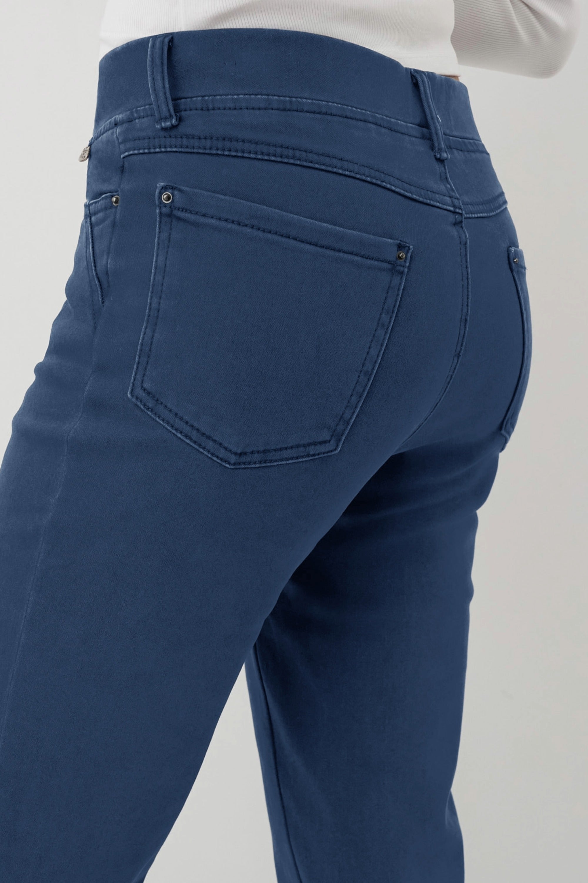 Blaue Thermo Denim Damenhose mit Gummibund und schmalem Bein.
