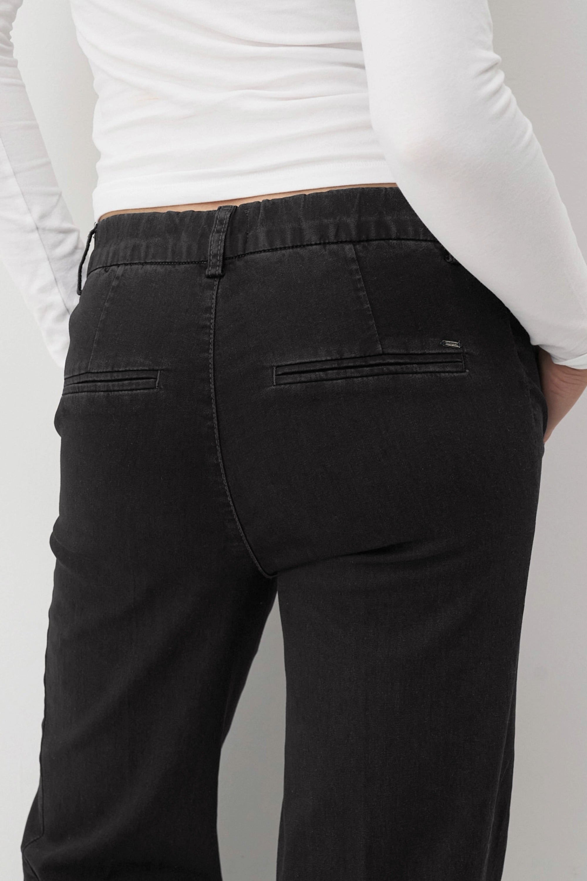 Schwarze Damenjeans mit leicht ausgestelltem Bein und Gummibund.