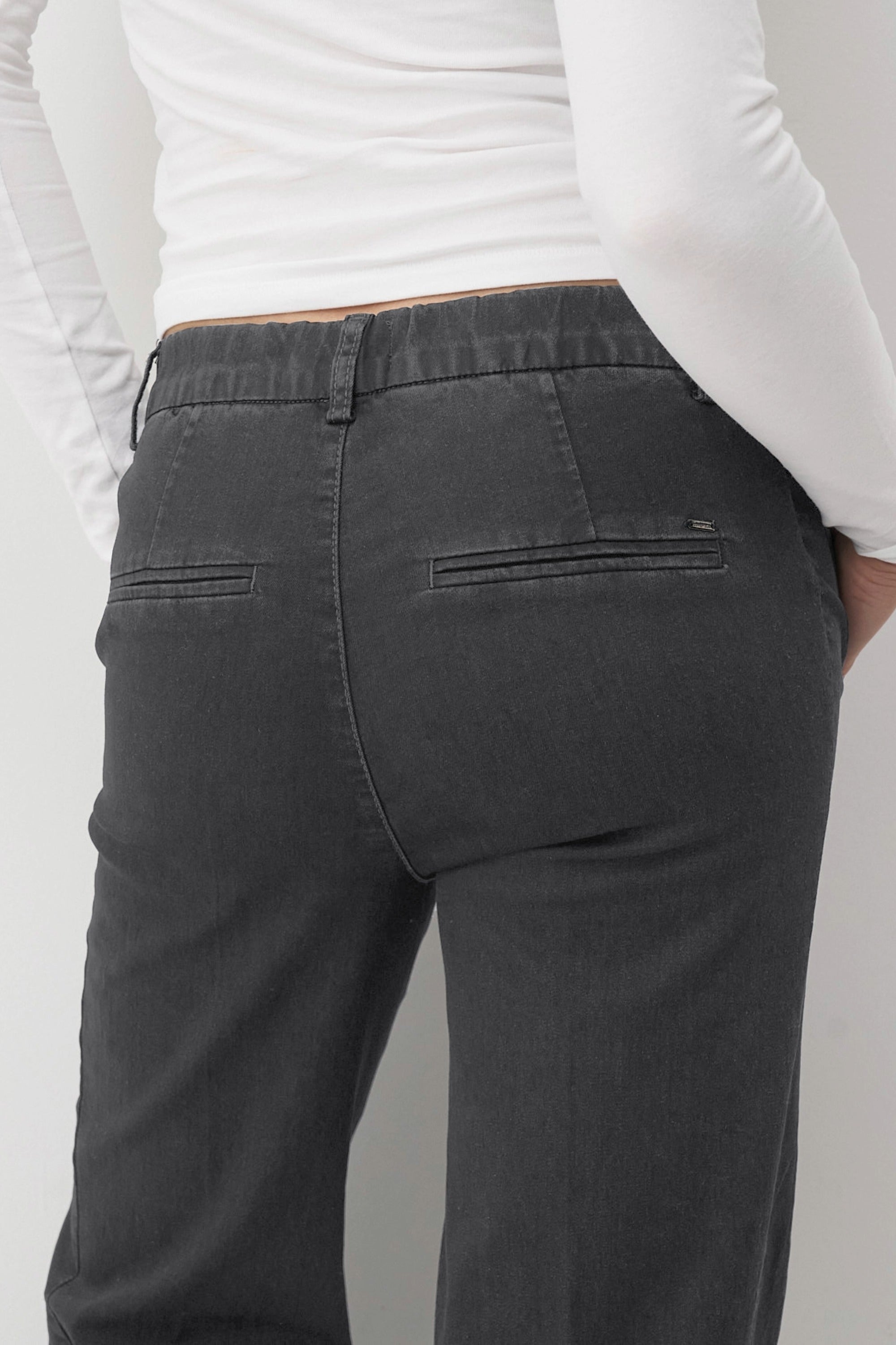 Graue Damenjeans mit leicht ausgestelltem Bein und Gummibund.