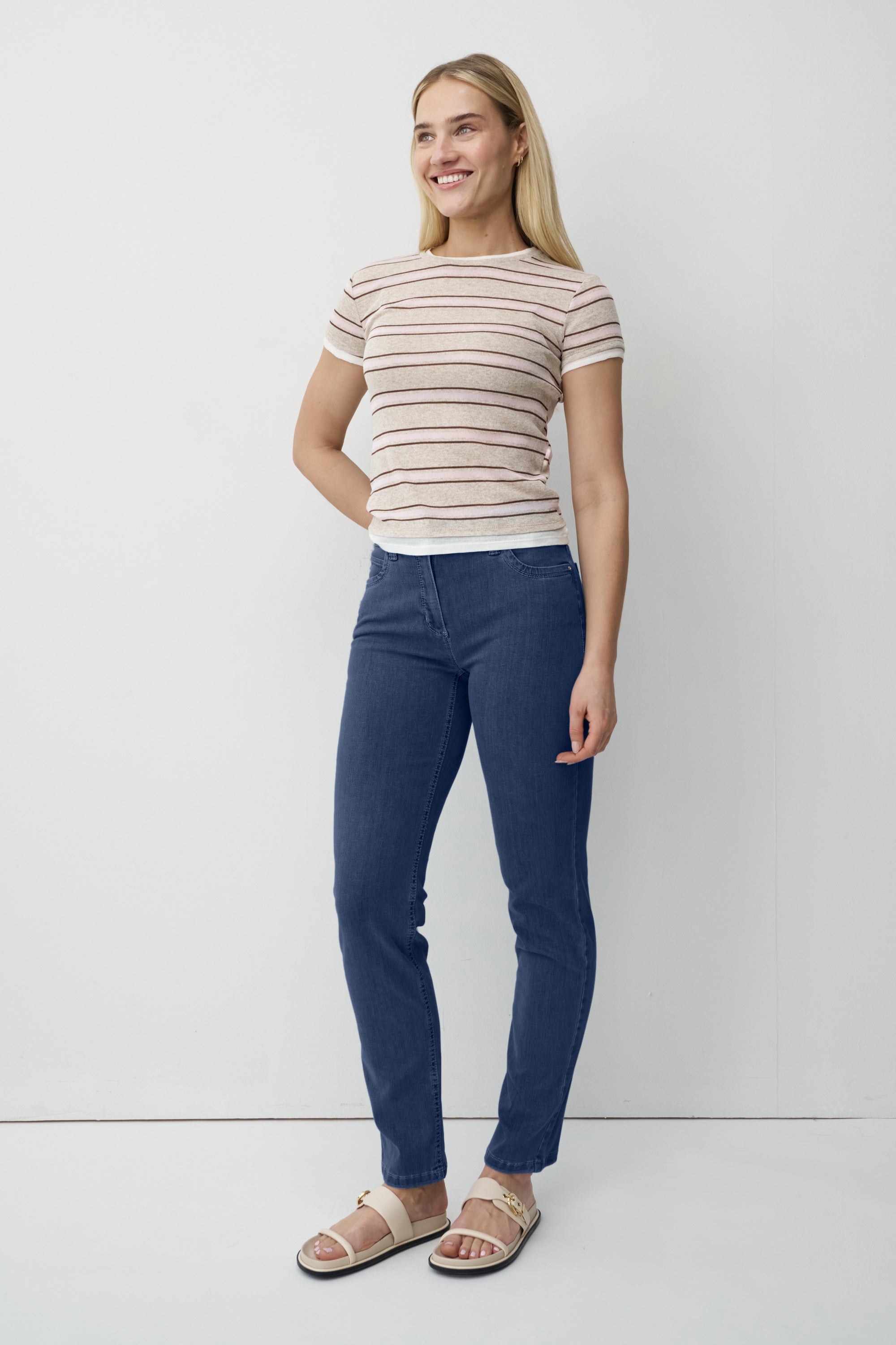 Damenjeans mit schmalem Bein und mittlerer Leibhöhe.