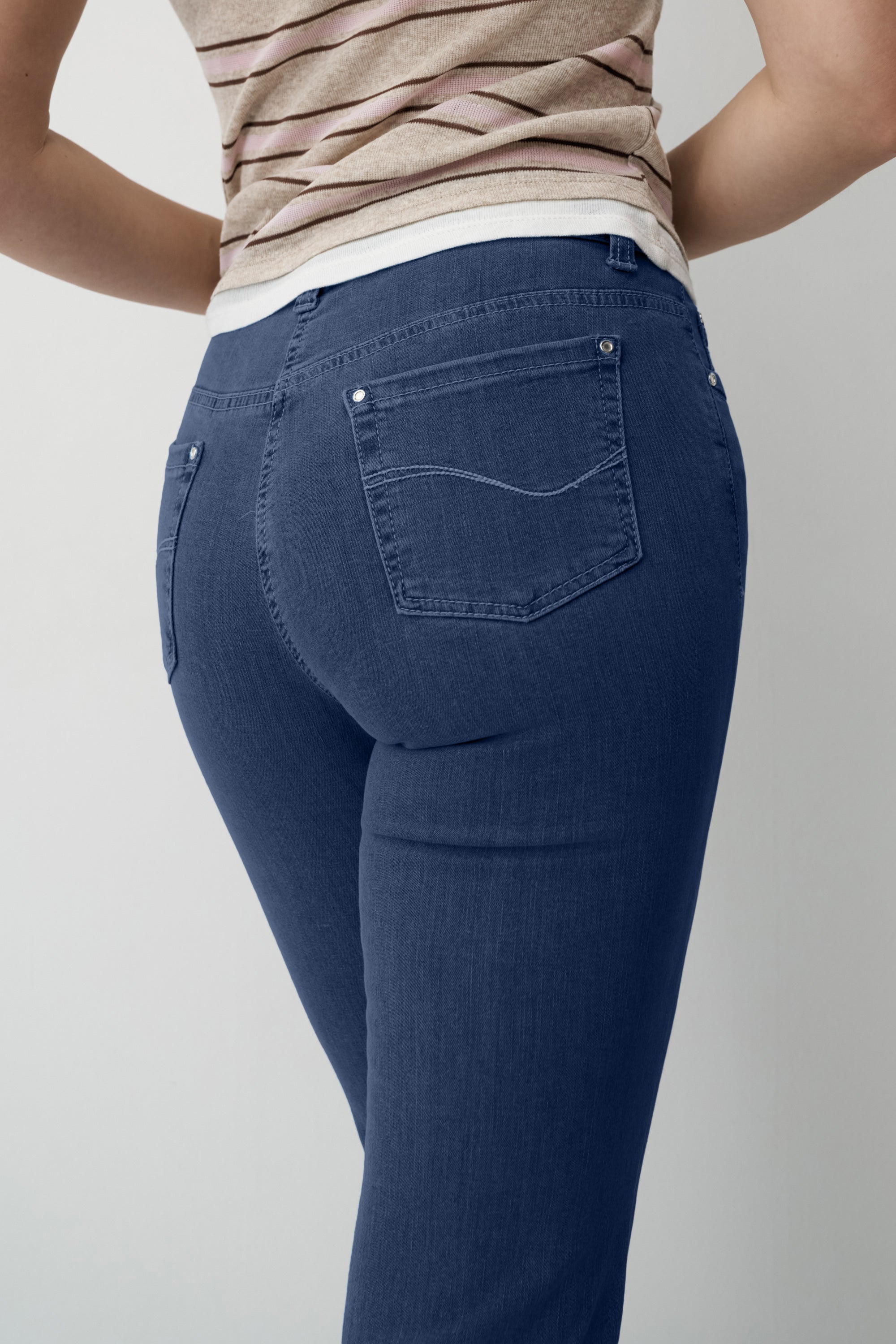 Damenjeans mit schmalem Bein und mittlerer Leibhöhe.