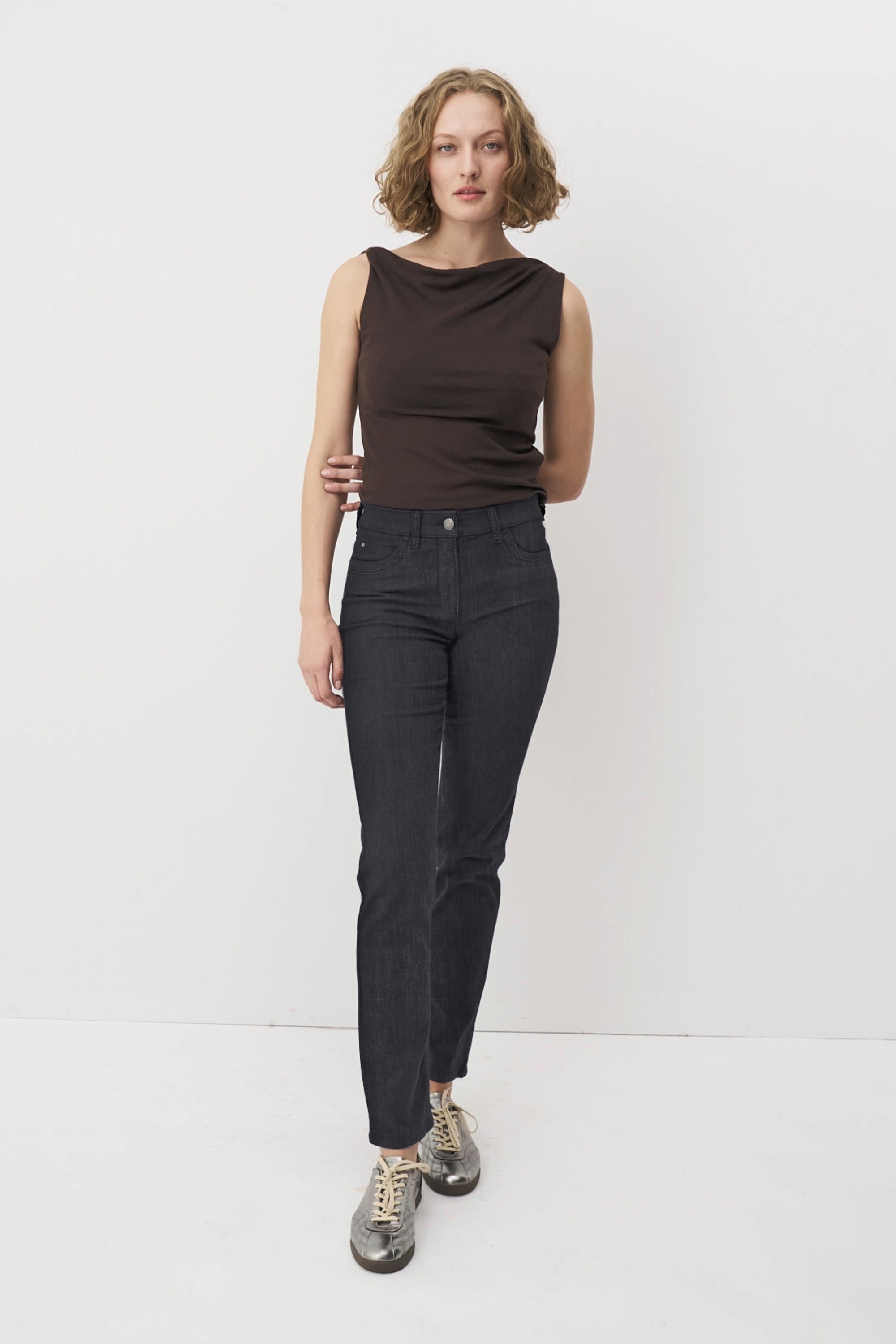 Graue Damenjeans mit schmalem Bein und mittlerer Leibhöhe.