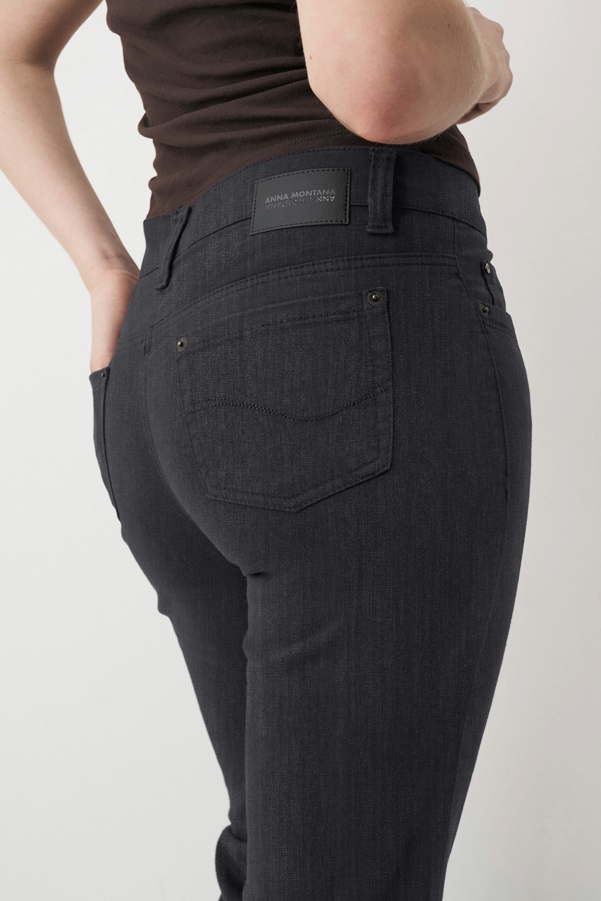 Graue Damenjeans mit schmalem Bein und mittlerer Leibhöhe.