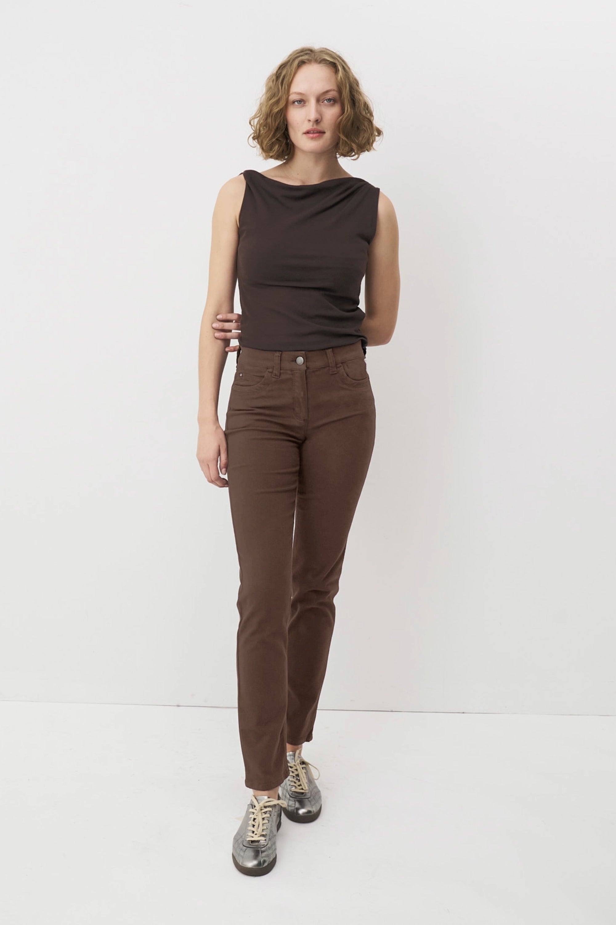 Braune Damenjeans mit schmalem Bein und mittlerer Leibhöhe.