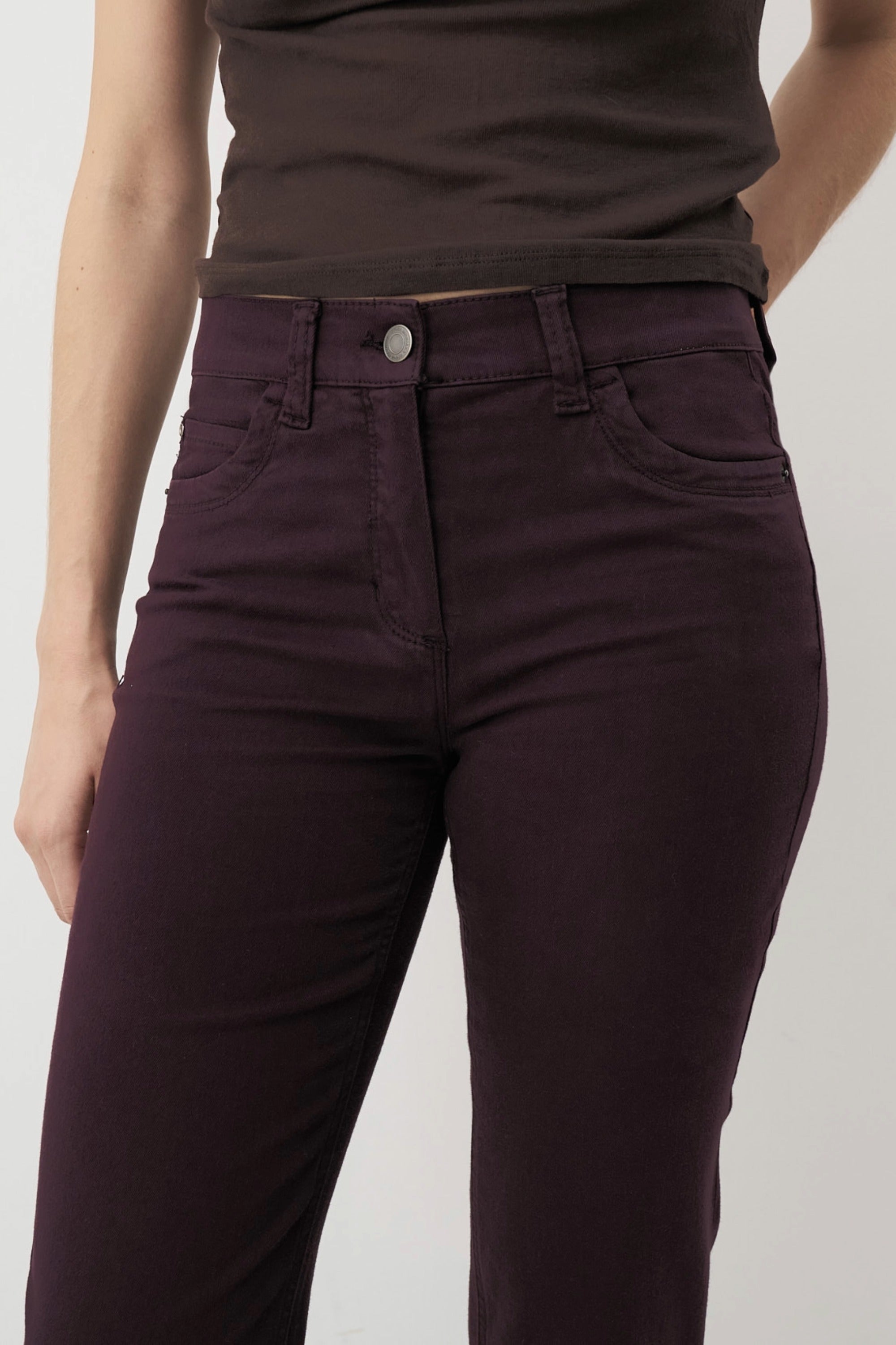 Rote Damenjeans mit schmalem Bein und mittlerer Leibhöhe.
