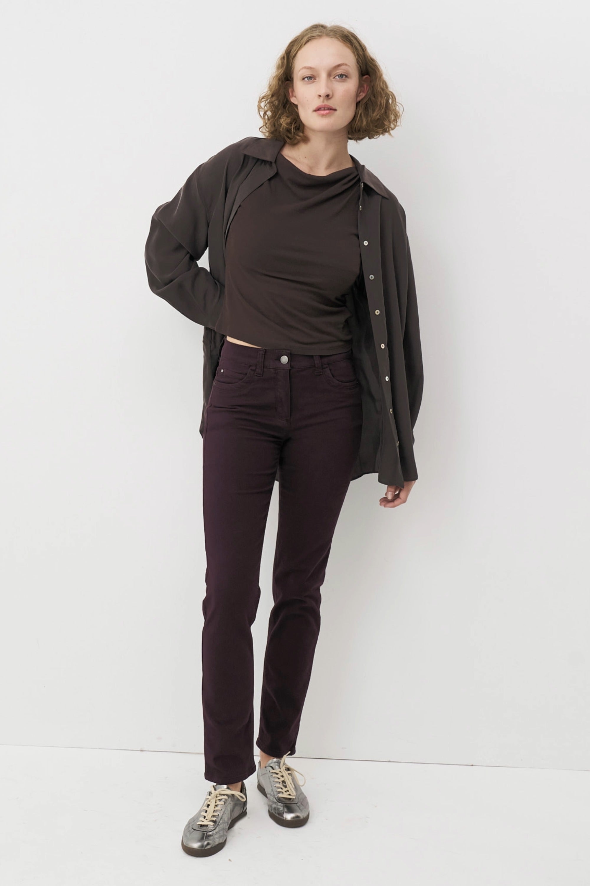 Rote Damenjeans mit schmalem Bein und mittlerer Leibhöhe.