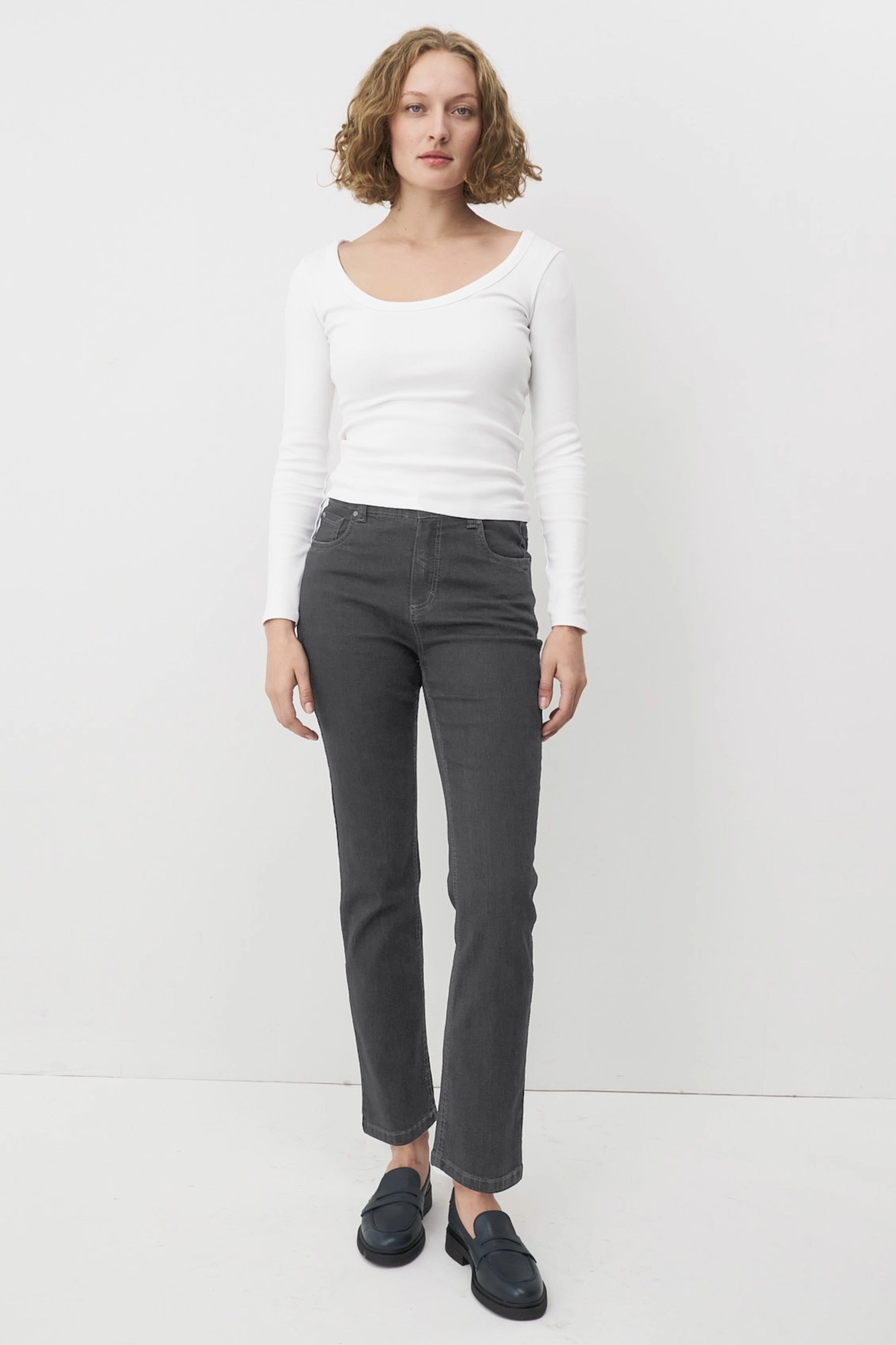 Graue Jeans mit ausgestelltem Bein und klassischem Schnitt.