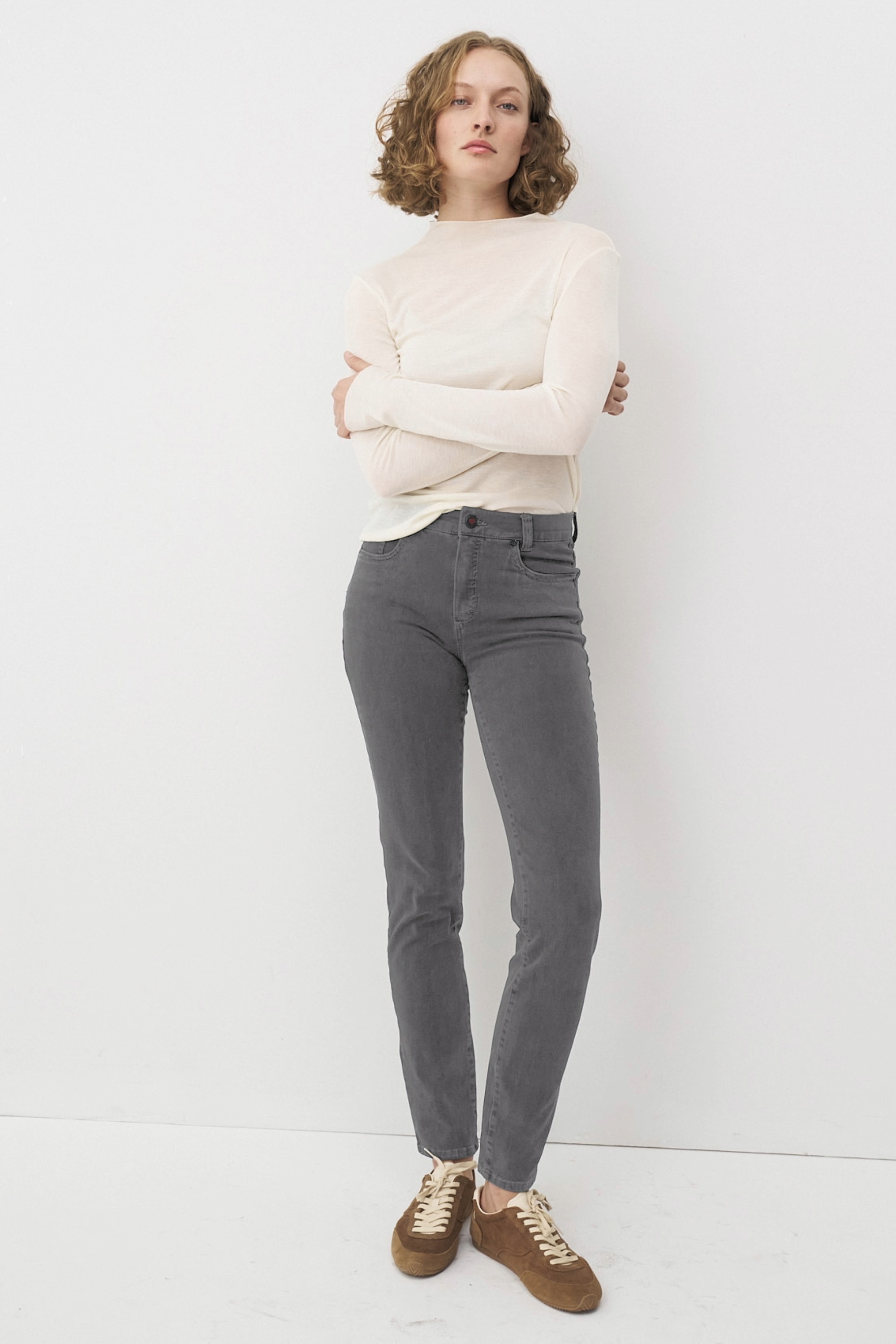 Graue Damenjeans mit schmalem Bein.