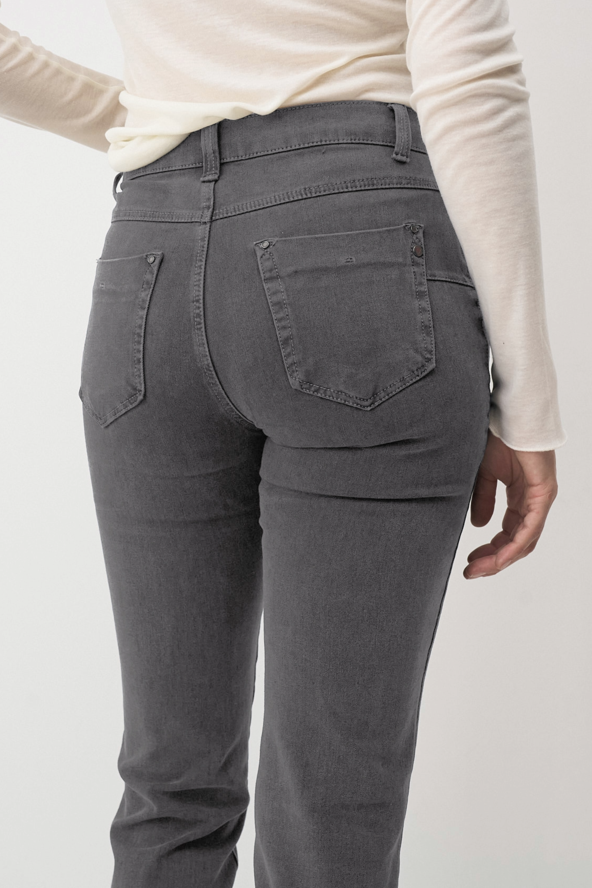 Graue Damenjeans mit schmalem Bein.