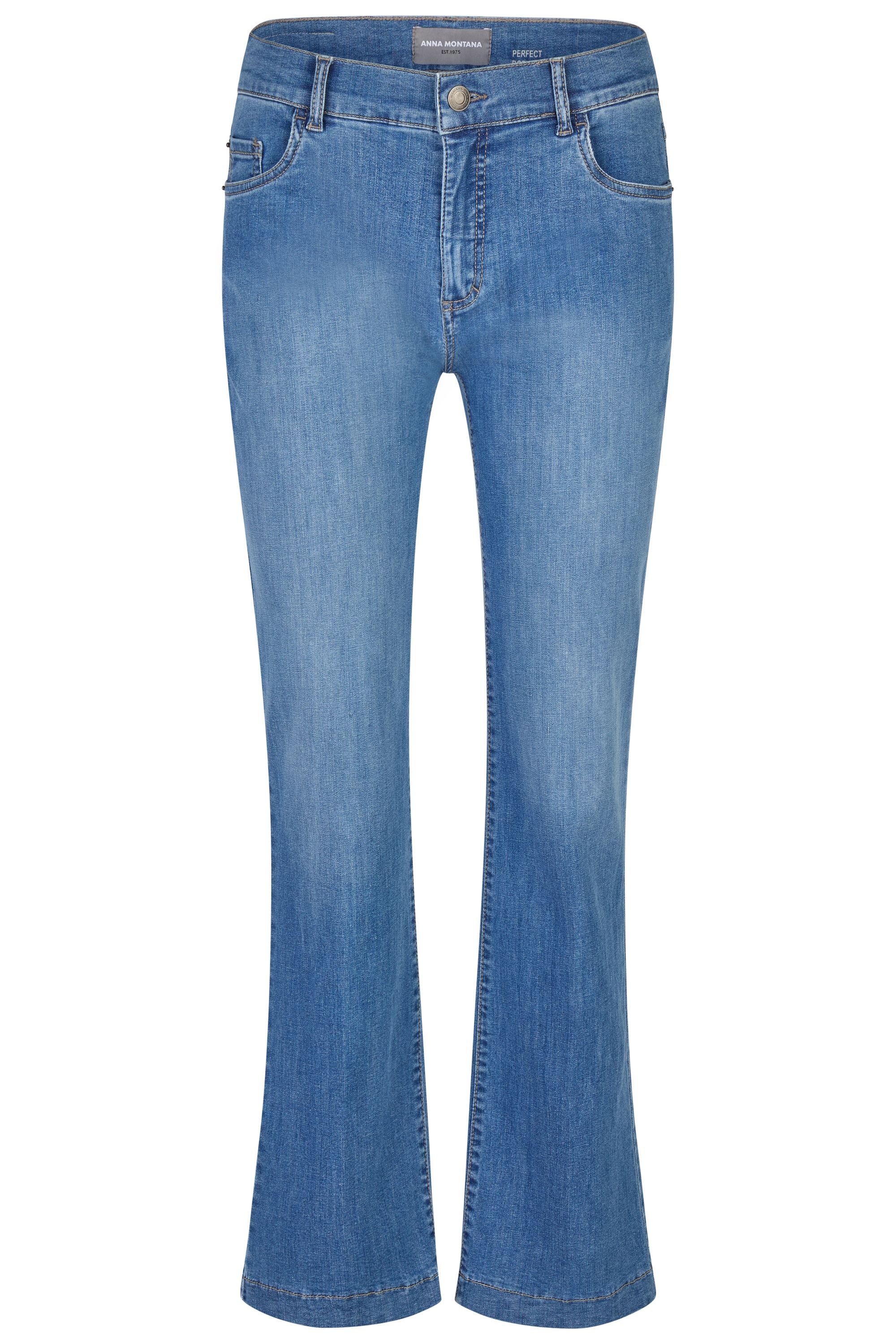 Hellblaue Damenjeans mit leicht ausgestelltem Bein. 