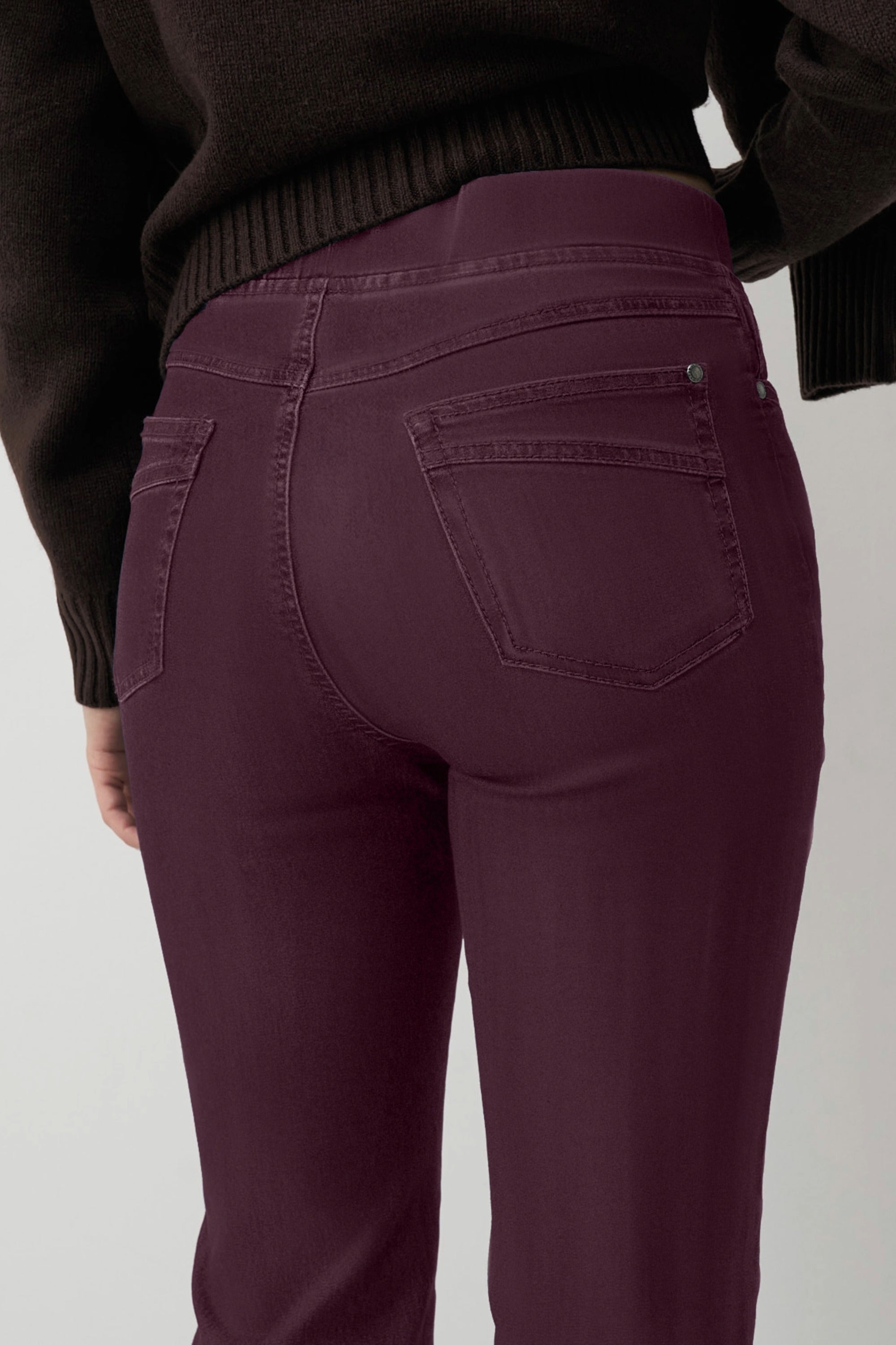 Rote Damenhose mit Gummibund und schmalem Bein. 