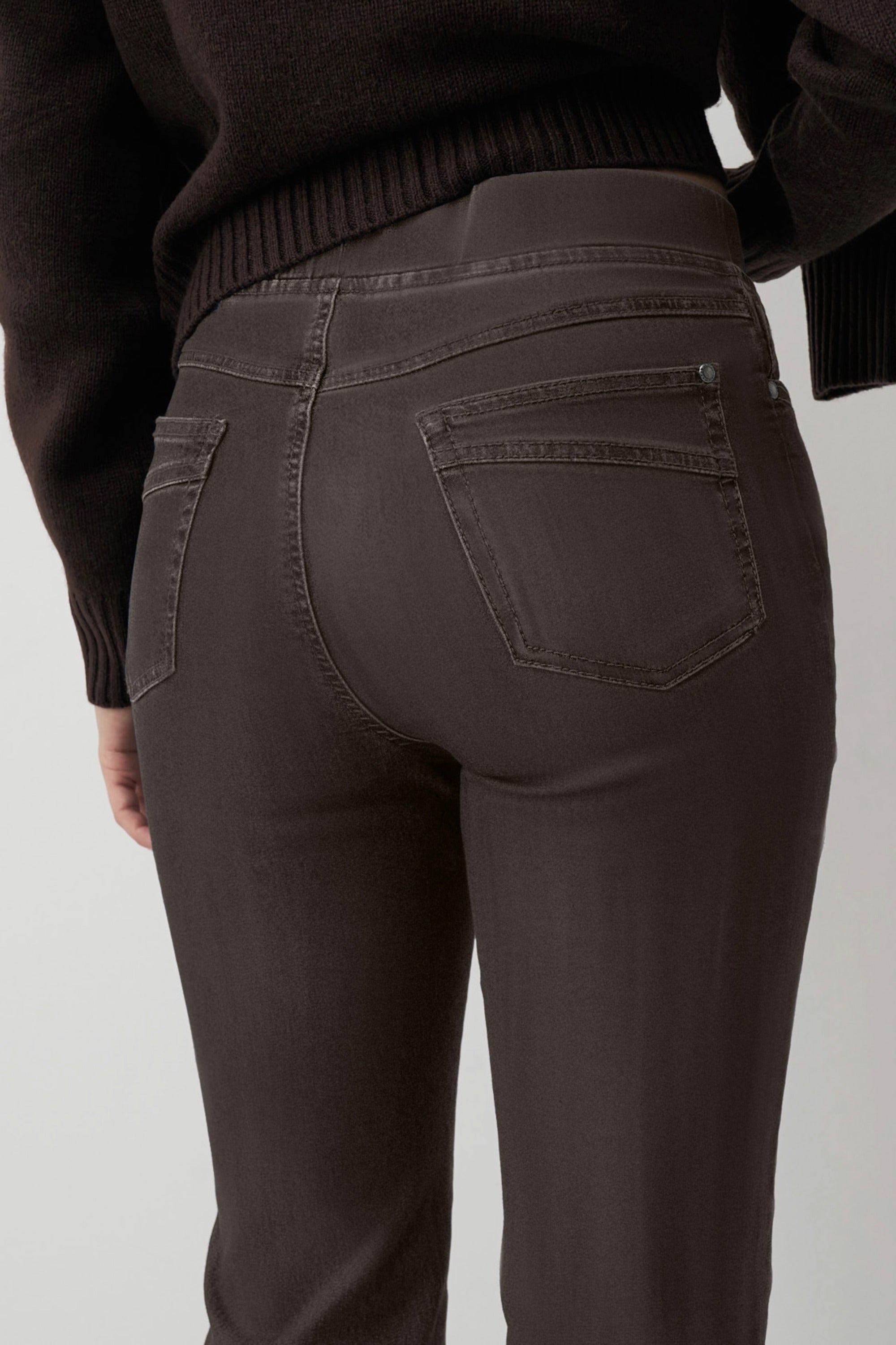 Braune Damenhose mit Gummibund und schmalem Bein. 