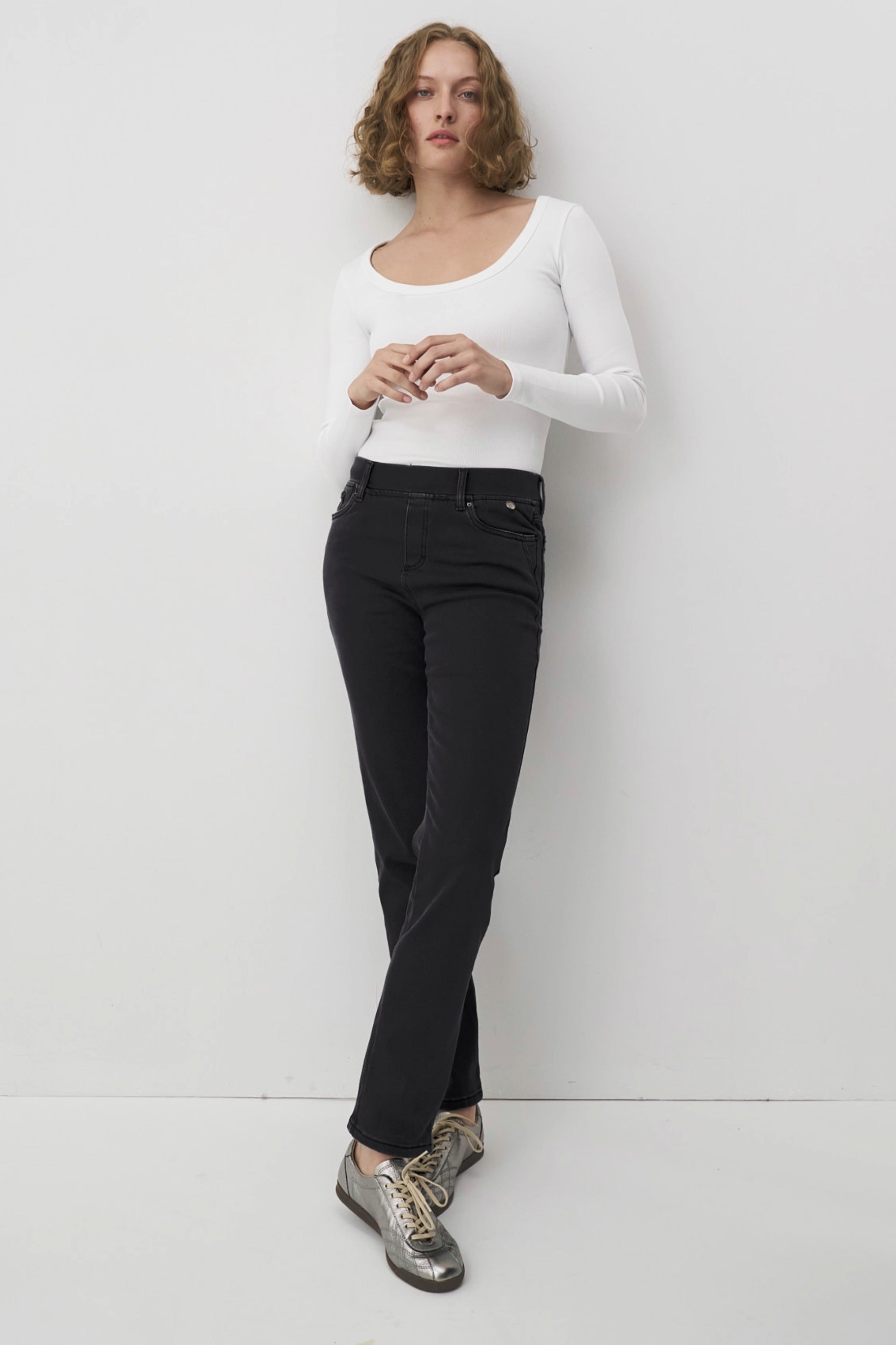 Schwarze Thermo Denim Damenhose mit Gummibund und schmalem Bein. 