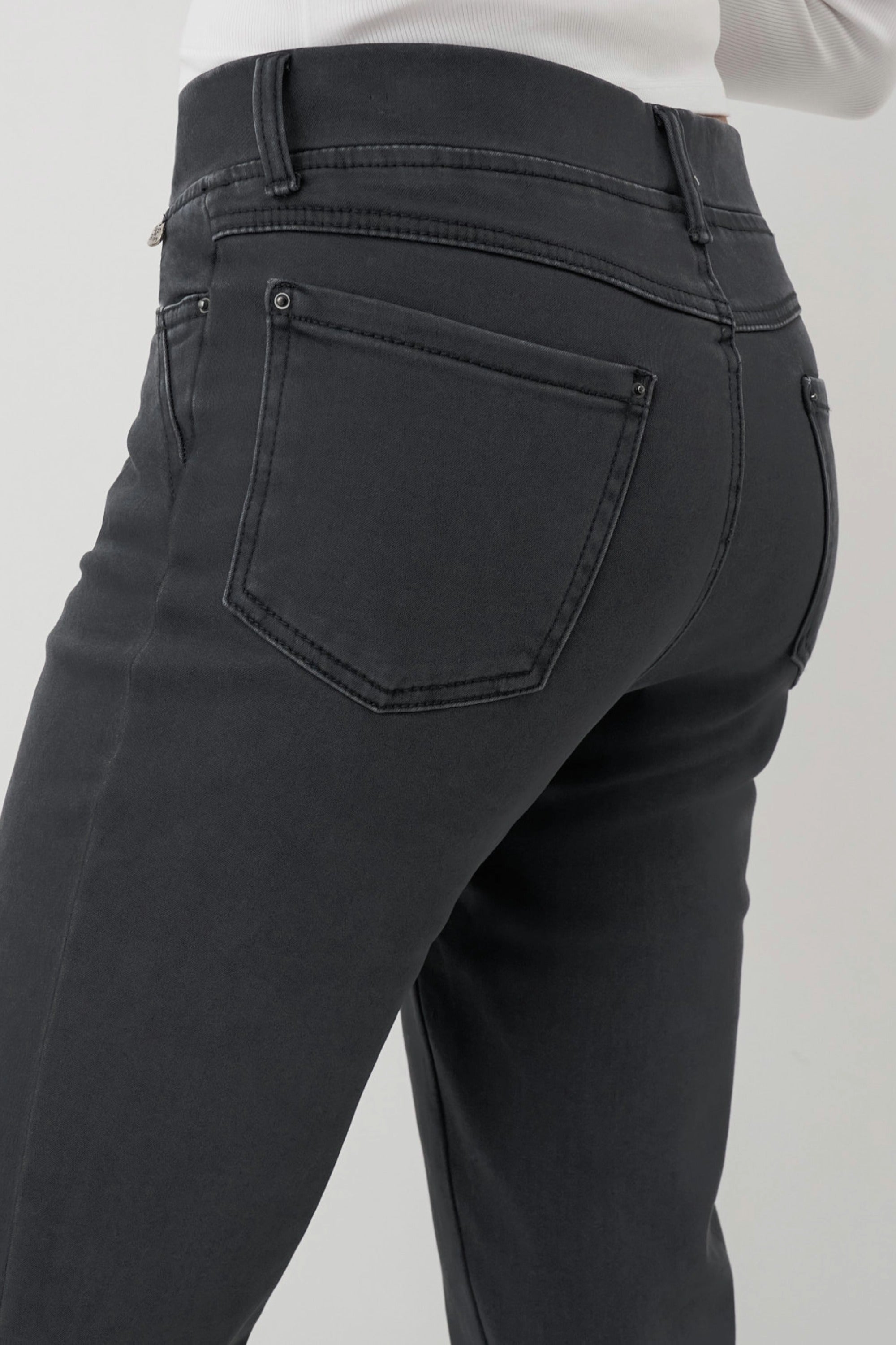 Graue Thermo Denim Damenhose mit Gummibund und schmalem Bein. 