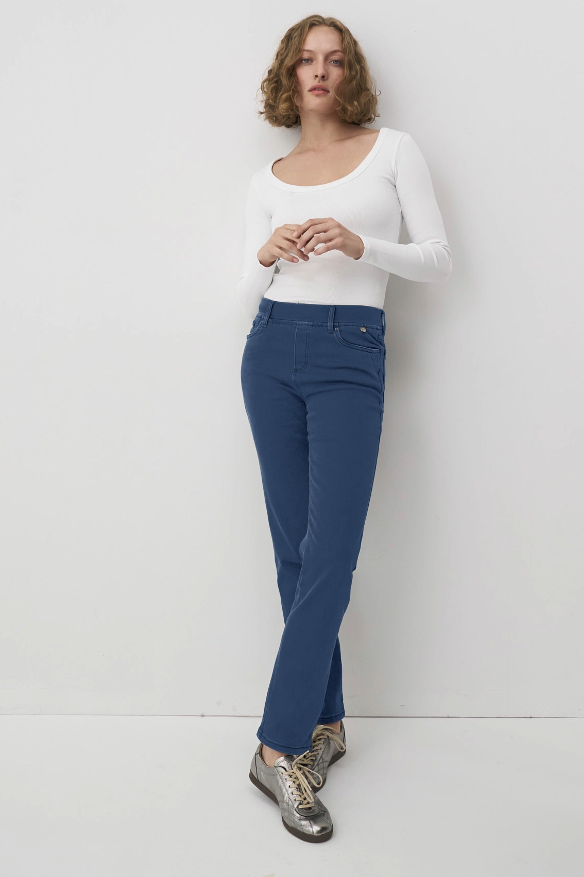 Blaue Thermo Denim Damenhose mit Gummibund und schmalem Bein. 