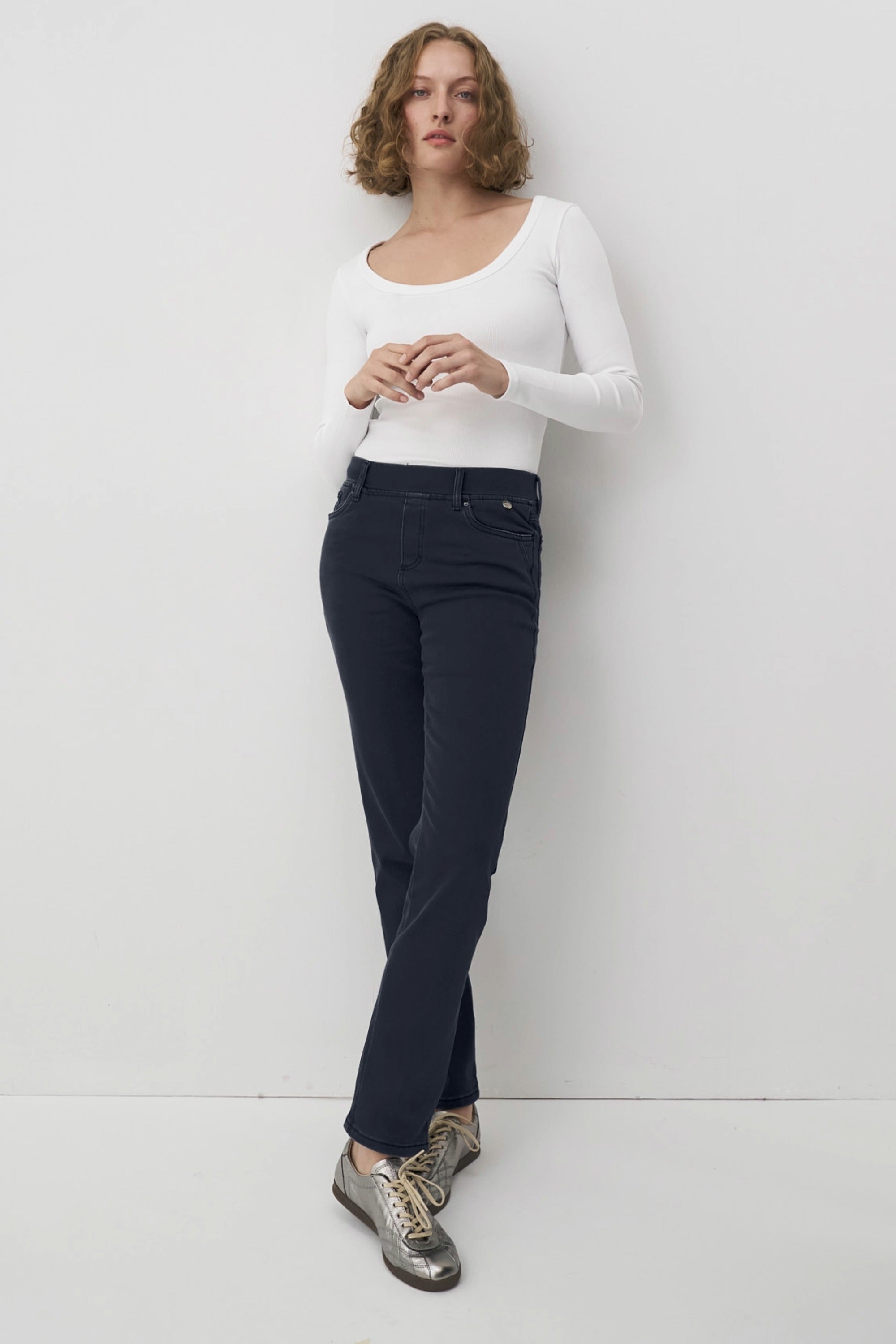 Dunkle Thermo Denim Damenhose mit Gummibund und schmalem Bein. 