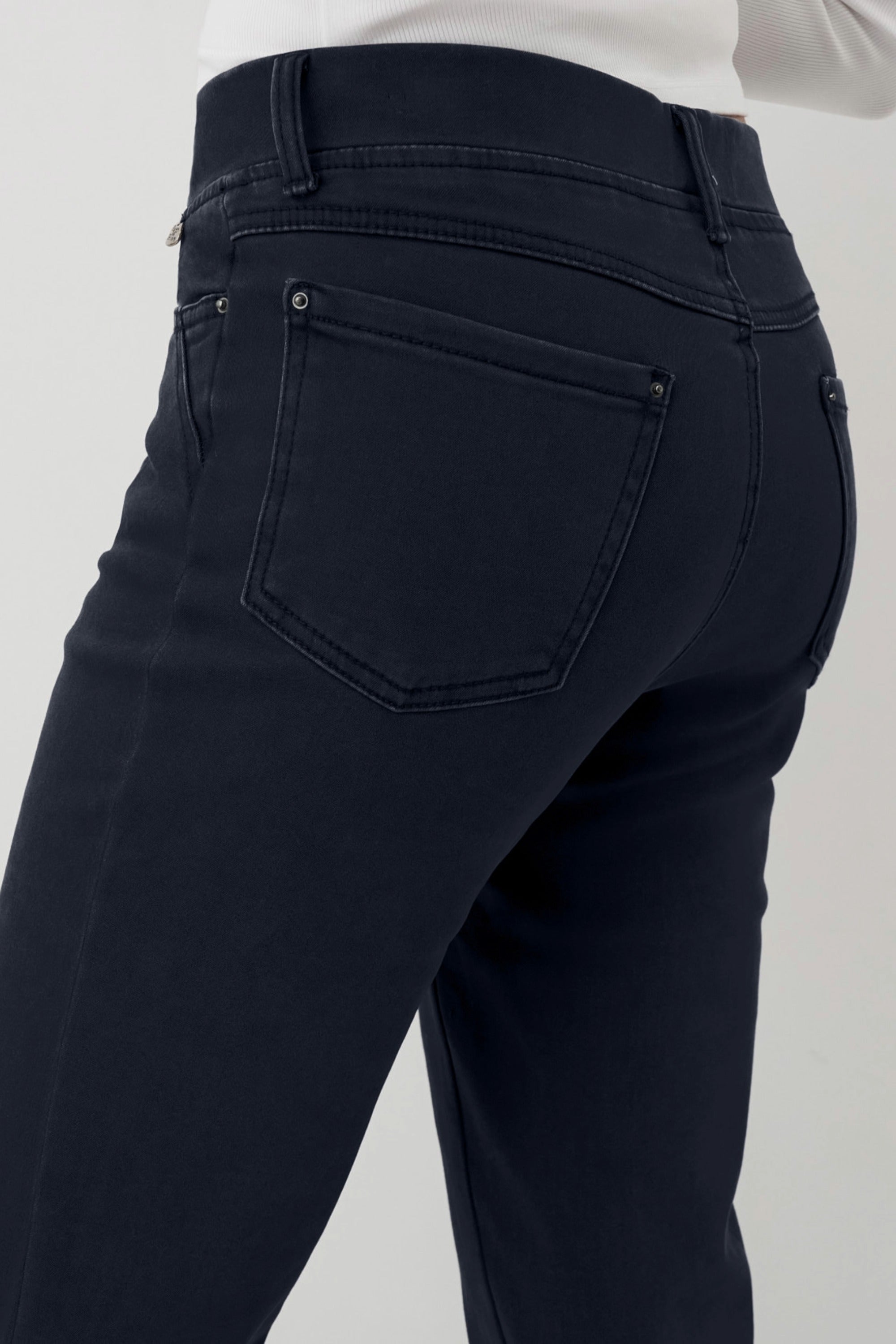 Dunkle Thermo Denim Damenhose mit Gummibund und schmalem Bein. 