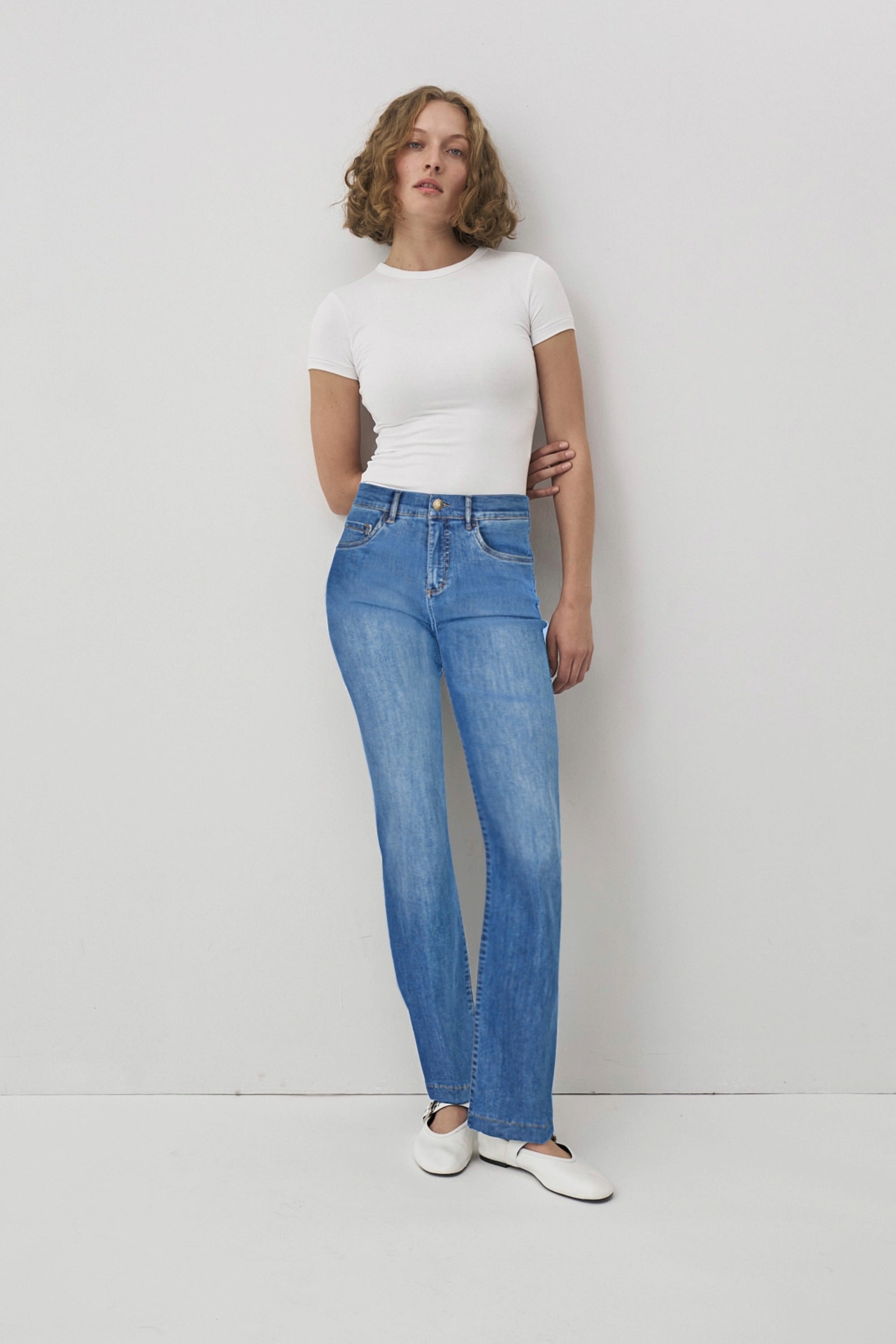 Hellblaue Damenjeans mit leicht ausgestelltem Bein. 