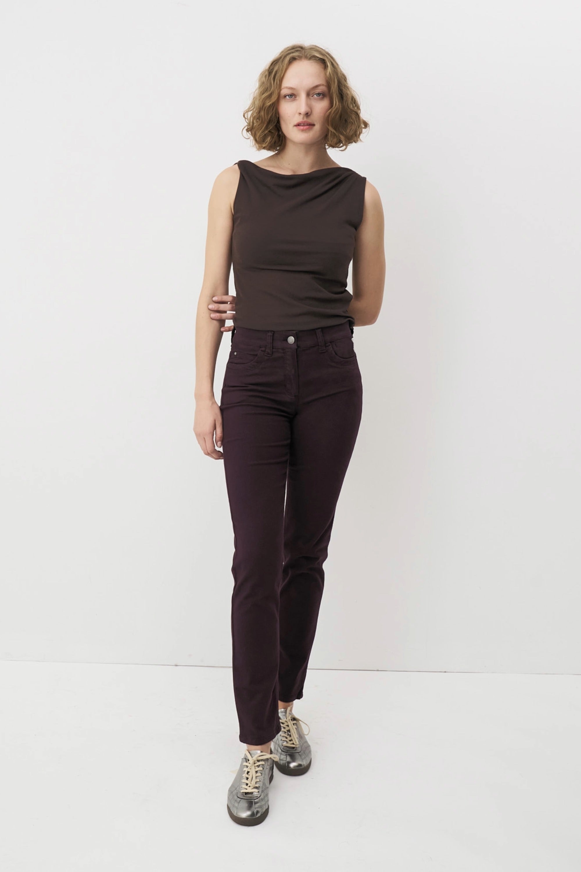 Rote Damenjeans mit schmalem Bein und mittlerer Leibhöhe. 