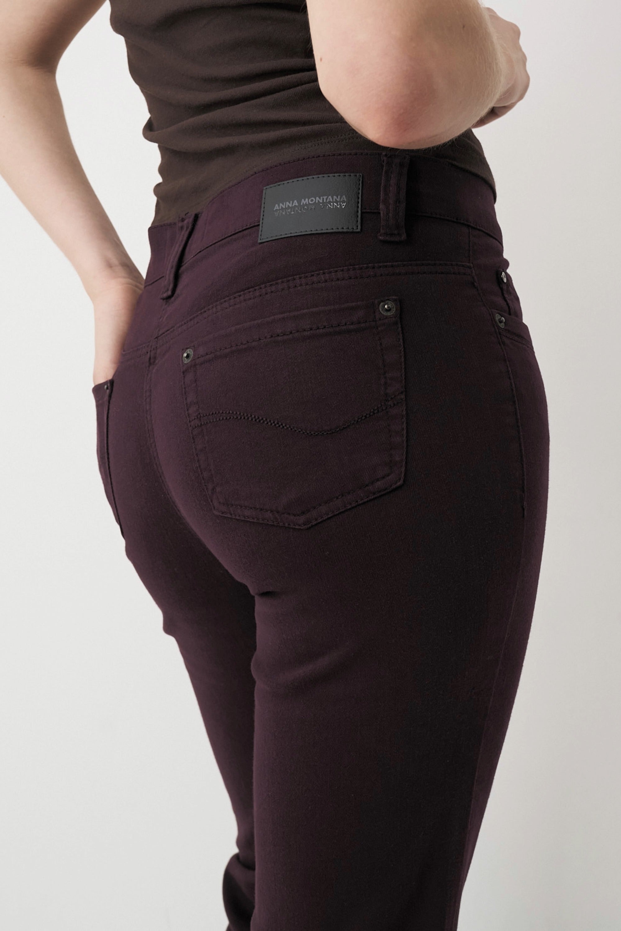 Rote Damenjeans mit schmalem Bein und mittlerer Leibhöhe. 