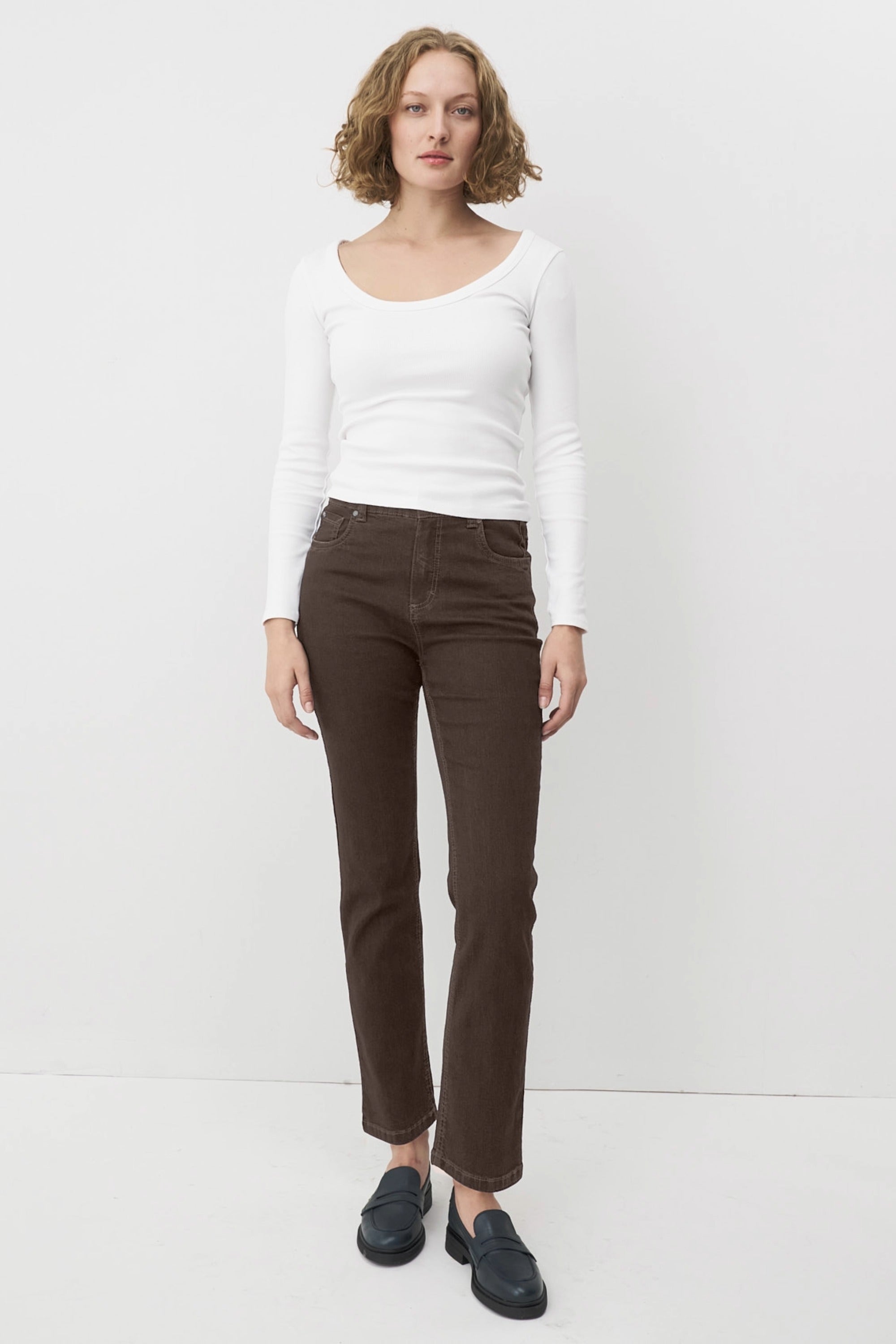 Braune Jeans mit ausgestelltem Bein und klassischem Schnitt. 