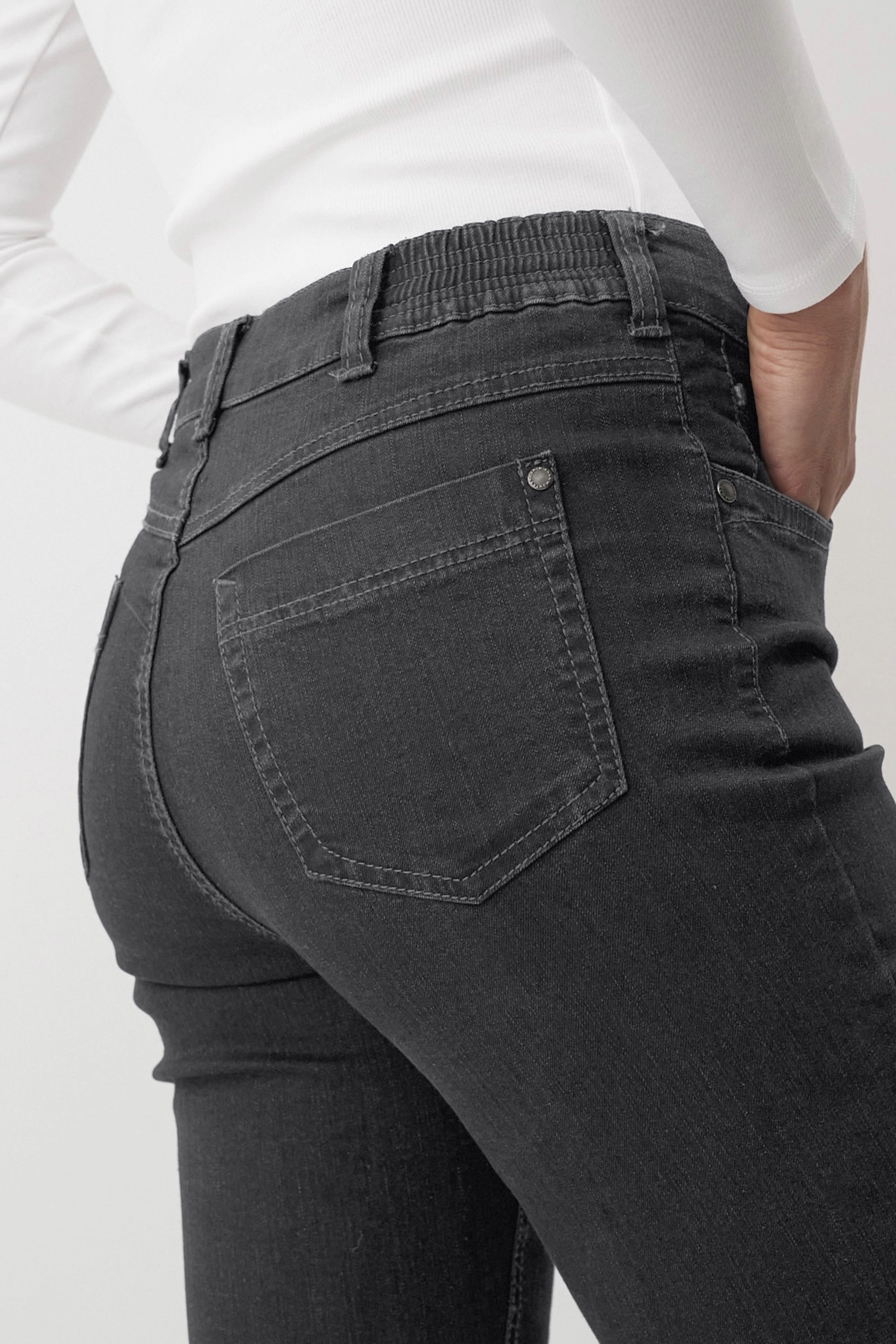 Graue Jeans mit ausgestelltem Bein und klassischem Schnitt. 