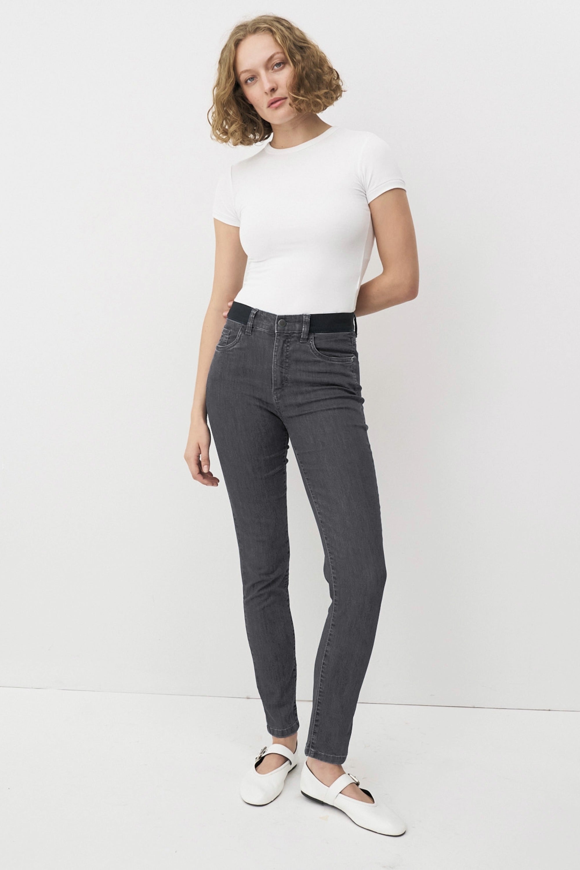 Graue Damenhose mit geradem Bein und elastischem Gummibund. 