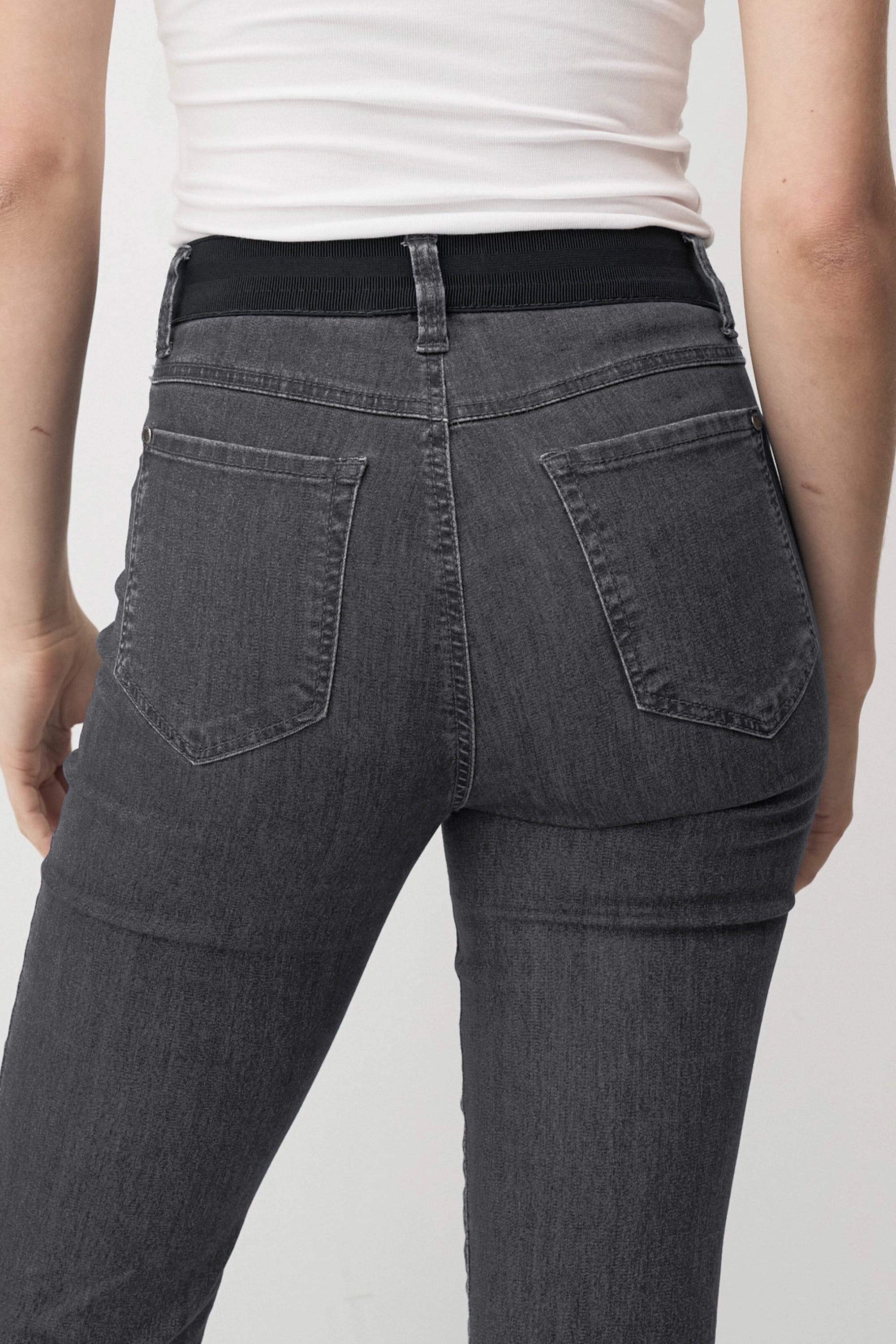 Graue Damenhose mit geradem Bein und elastischem Gummibund. 